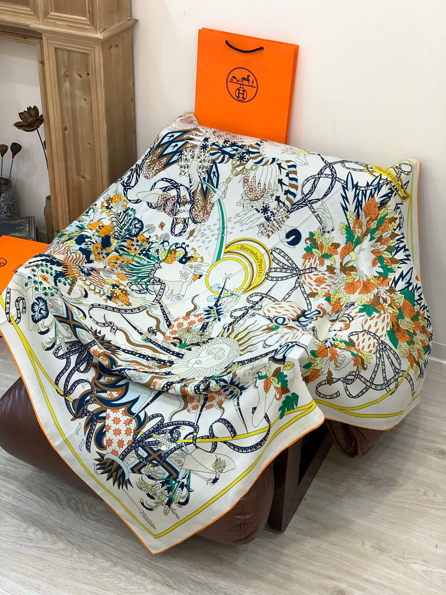 新款爱马仕四季之王的加冕140*140cm，双面同色印花，高端的重磅丝羊绒面料，正反两面效果一样，70%