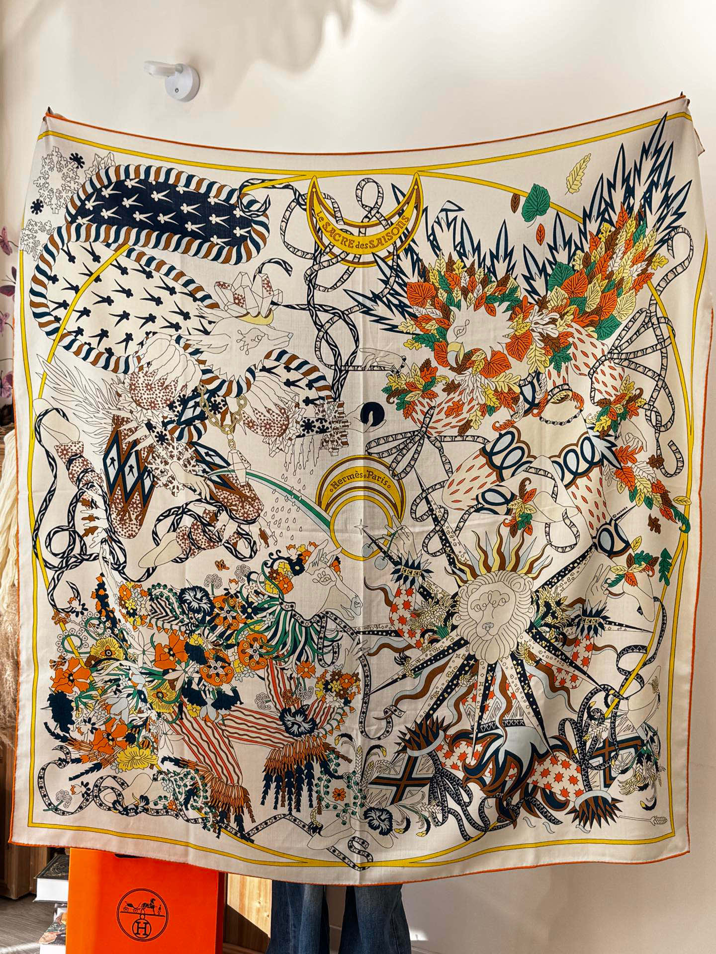 新款爱马仕四季之王的加冕140*140cm，双面同色印花，高端的重磅丝羊绒面料，正反两面效果一样，70%