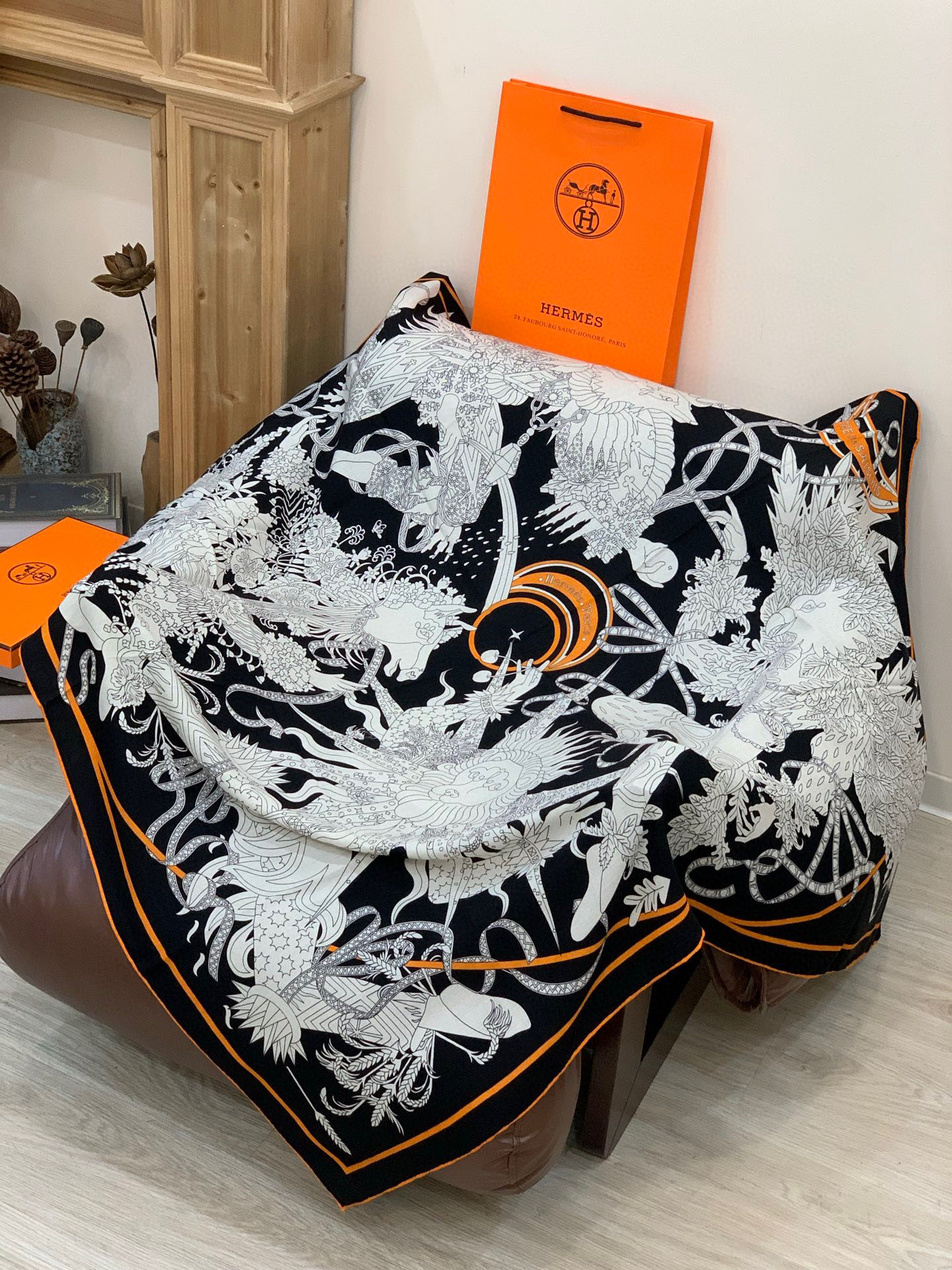 新款爱马仕四季之王的加冕140*140cm，双面同色印花，高端的重磅丝羊绒面料，正反两面效果一样，70%