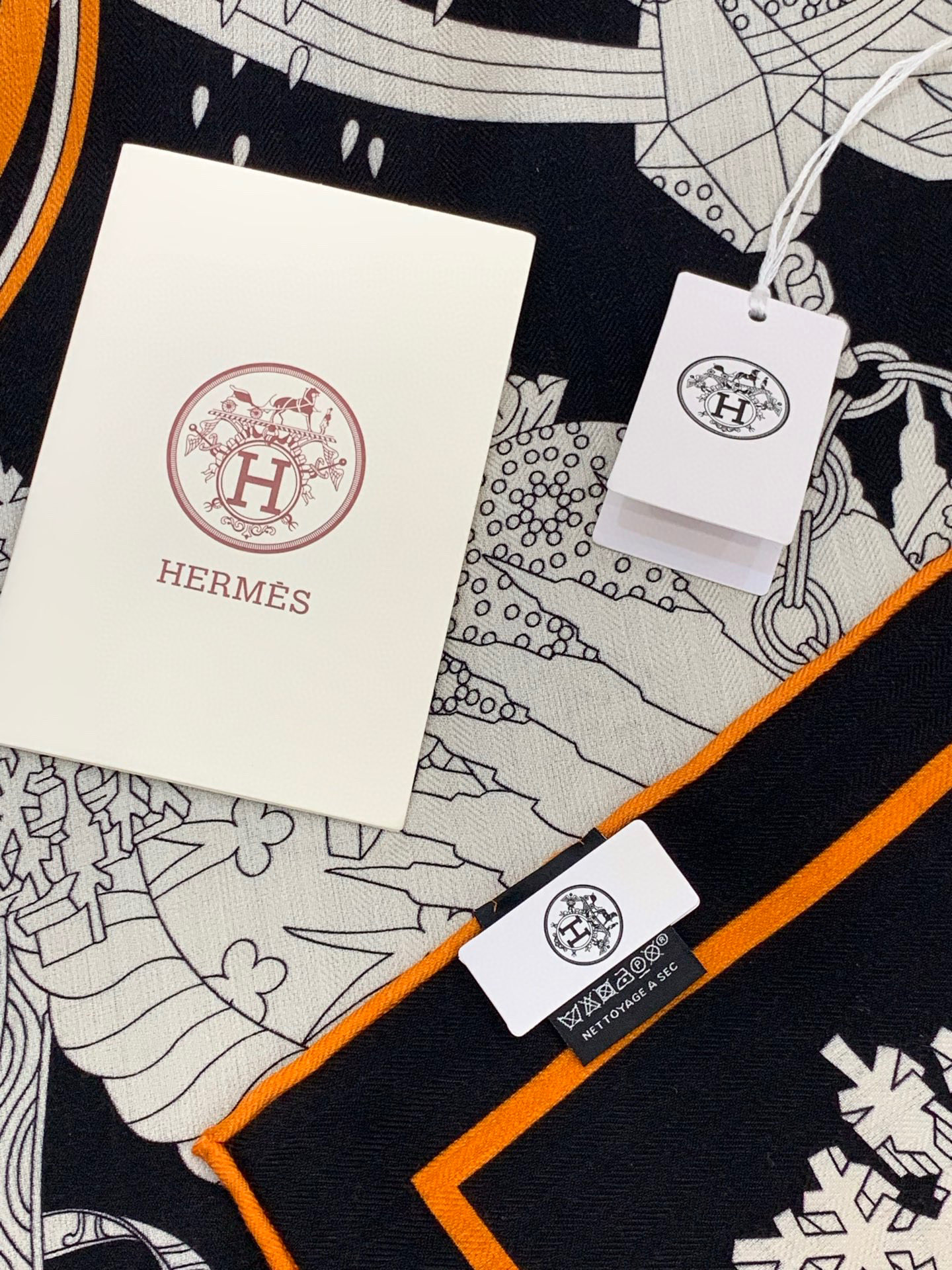 新款爱马仕四季之王的加冕140*140cm，双面同色印花，高端的重磅丝羊绒面料，正反两面效果一样，70%