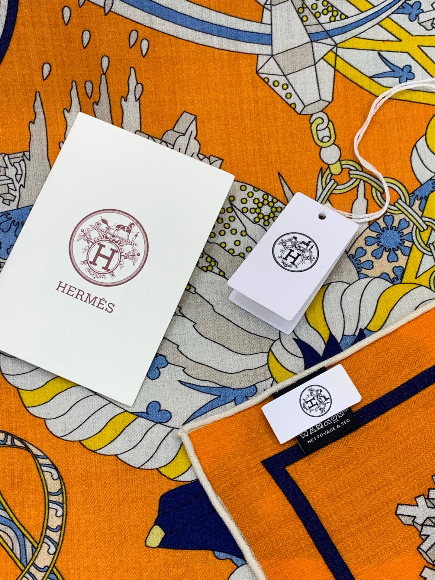 新款爱马仕四季之王的加冕140*140cm，双面同色印花，高端的重磅丝羊绒面料，正反两面效果一样，70%