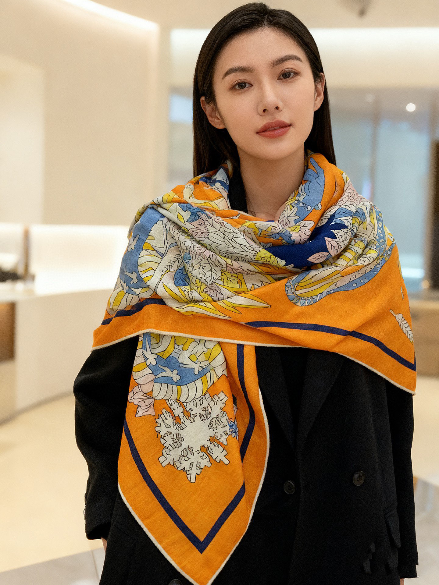 NO:602787,The new Hermès Crowning of the King of Four Seasons 140*140cm, double-sided same color printing, high-end heavy silk cashmere fabric, the effect is the same on both sides, 70 cashmere silk, two colors in stock  A lion with a sun-rayed mane the color of golden spikes, an eagle hidden behind autumn leaves, a wolf trembling gently under the cold crown, a horse covered in flowers, reminiscent of Arcimboldo's famous paintings... Pierre Mari  Marie) reinterprets the image of the cycle of the four seasons. Each season is represented by an anthropomorphic fantasy animal, like an ode to the fertility of nature. The costumes of the mythical animals are inspired by Henry de Gissey’s 17th-century ballet 'Ballet Les Fetes de Basque'  Bacchus) and costumes designed for the Russian Ballet in the early 19th century. This gorgeous baroque-style scarf pays tribute to the long river of time. High version scarf, high version scarf, hermes, real silk19860909新款爱马仕四季之王的加冕140*140cm,双面同色印花,高端的重磅丝羊绒面料,正反两面效果一样,70羊绒真丝,二色现货 一头有着金穗色的阳光放射状鬃毛的狮子,一只隐身于秋叶后的老鹰,一匹在冰凉王冠下轻轻颤抖的狼,一只身披百花的骏马,让人联想起阿尔钦博托（Arcimboldo）的名画……皮埃尔·马里（Pierre Marie）重新诠释四季轮回的意象,每个季节分别由一种拟人化的奇幻动物代表,宛如一曲丰饶自然的颂歌.神兽的服饰灵感源自亨利·德吉西（Henry de Gissey）于17世纪为芭蕾舞剧《巴斯克庆典》（Ballet Les Fetes de Bacchus）及于19代初为俄罗斯芭蕾舞团设计的戏服.这款巴洛克风格的华丽方巾向时间的长河致敬.高版本围巾,高版本围巾,hermes,real silk,scarf