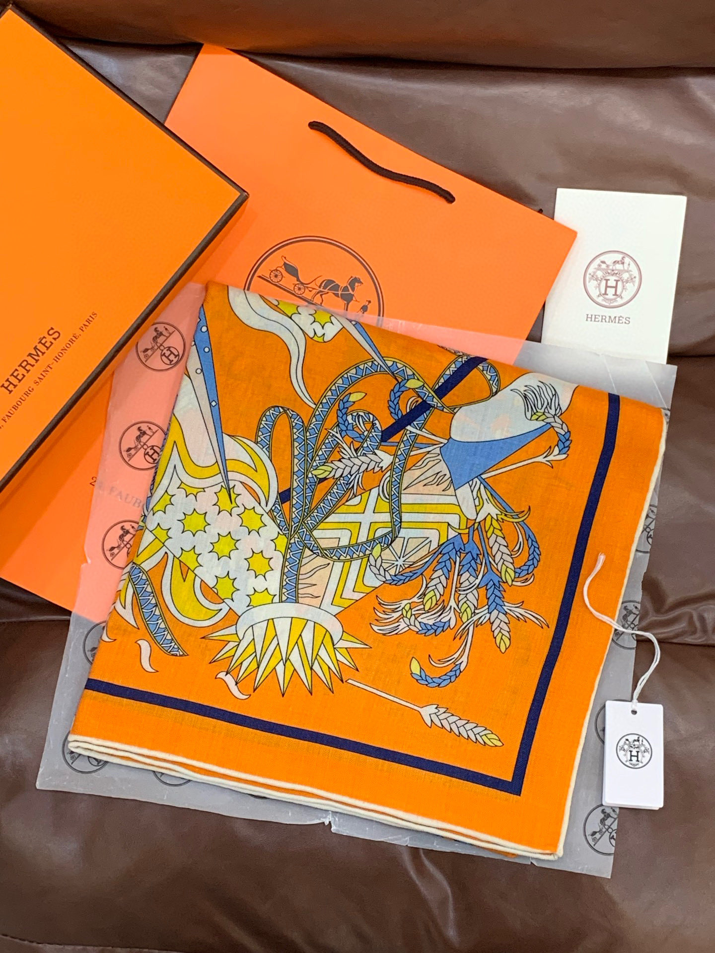 新款爱马仕四季之王的加冕140*140cm，双面同色印花，高端的重磅丝羊绒面料，正反两面效果一样，70%