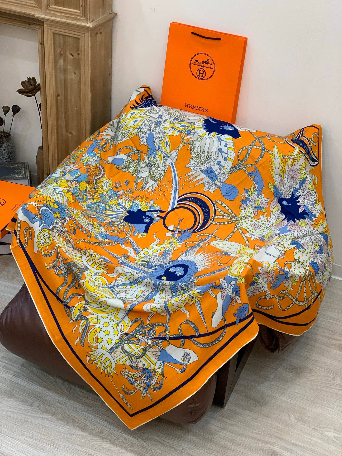 新款爱马仕四季之王的加冕140*140cm，双面同色印花，高端的重磅丝羊绒面料，正反两面效果一样，70%