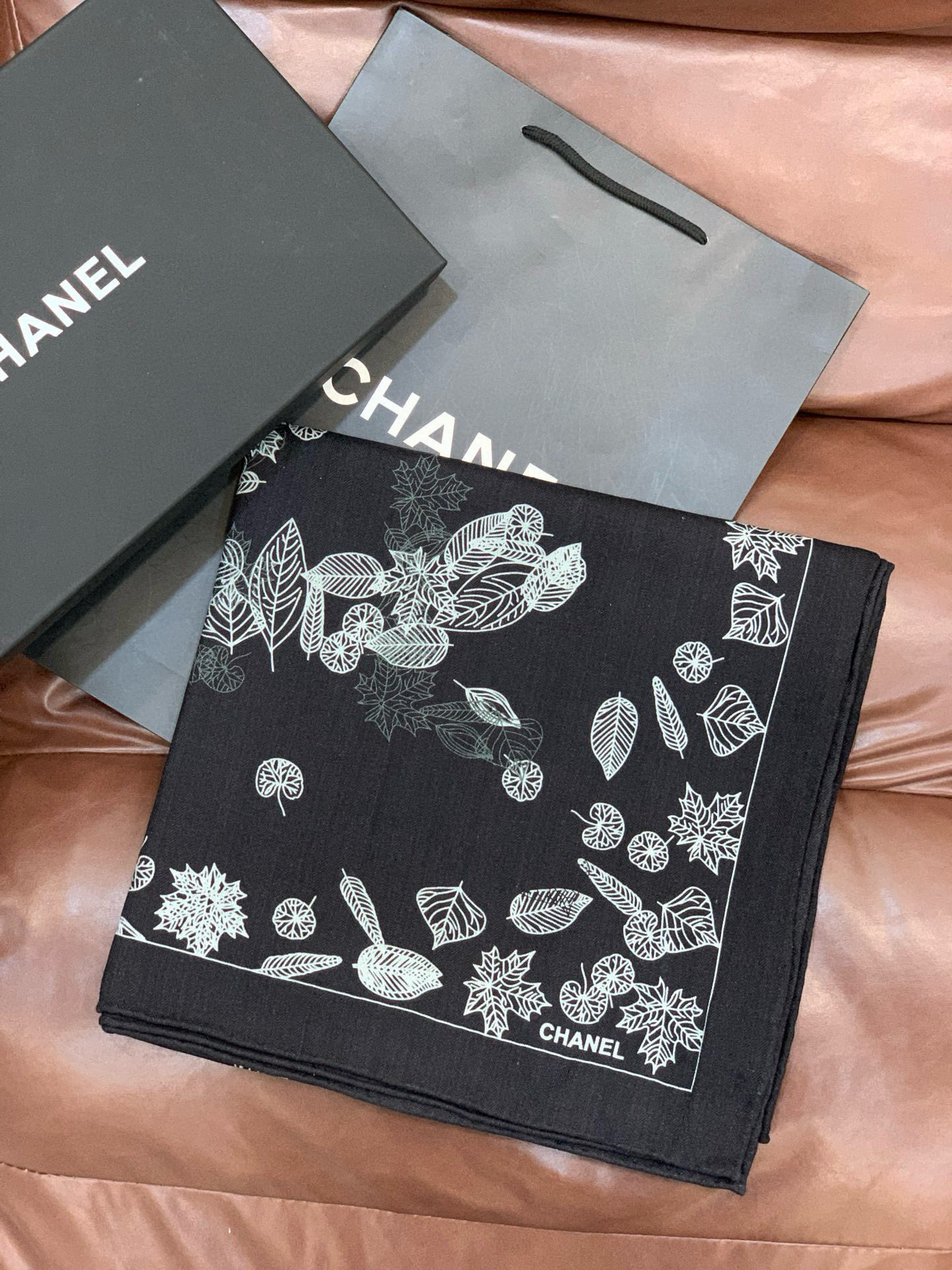 2025秋冬高级成衣系列～Chanel 【140双面同色丝绒披肩】此系列谱写一曲自由轻灵的赞歌本系列作品