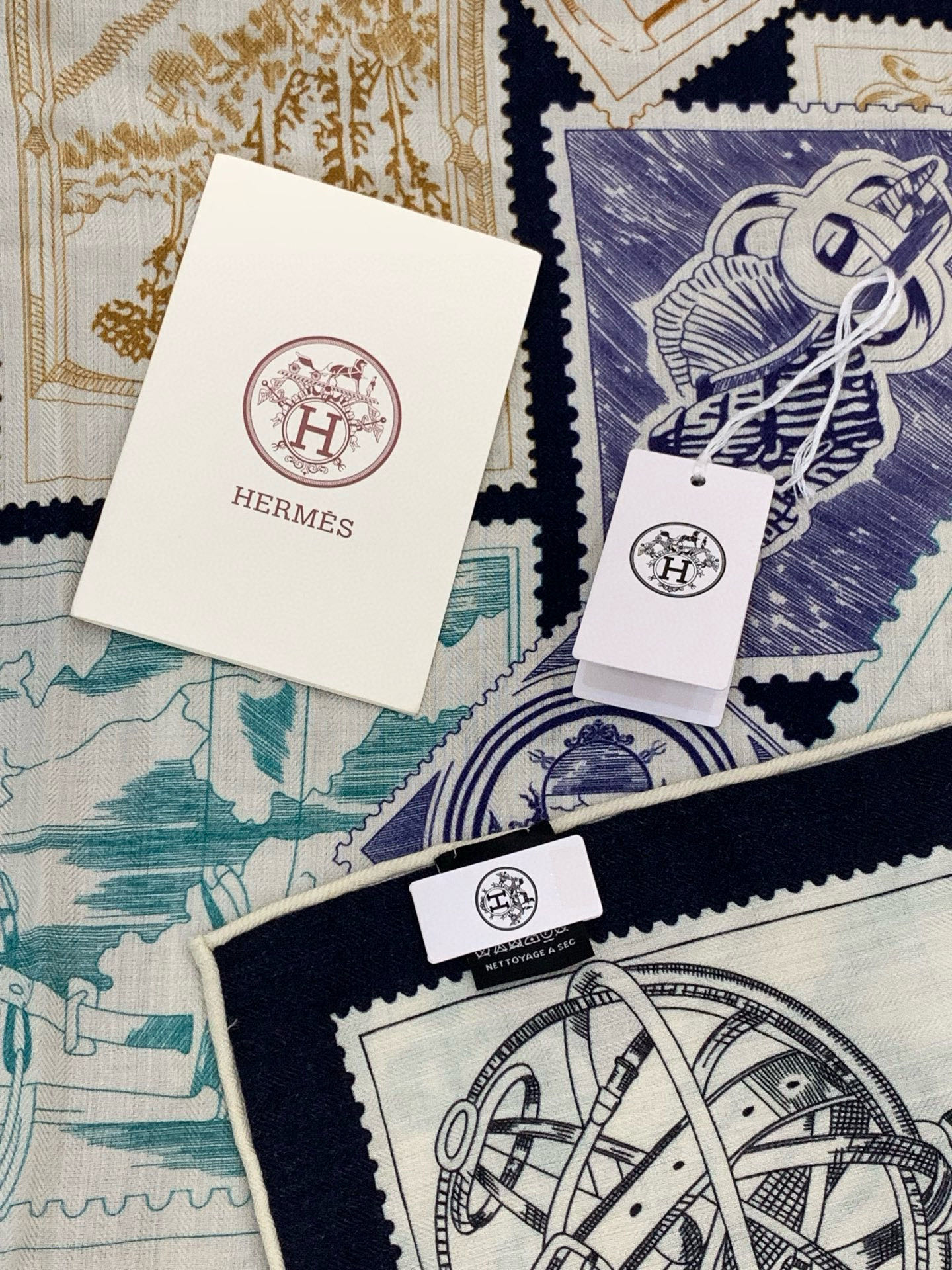 💟2025年秋冬抢先 上新💞【双面同色丝毛绒方巾】手工卷边山羊绒和真丝混纺披肩（70%山羊绒，30%桑蚕