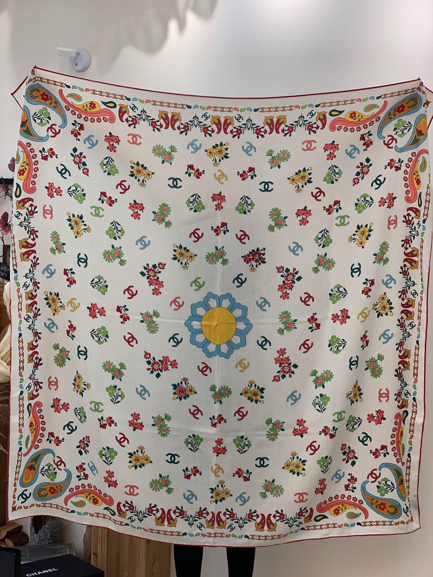 2025秋冬高级成衣系列～Chanel 【140双面同色丝绒披肩】此系列谱写一曲自由轻灵的赞歌本系列作品