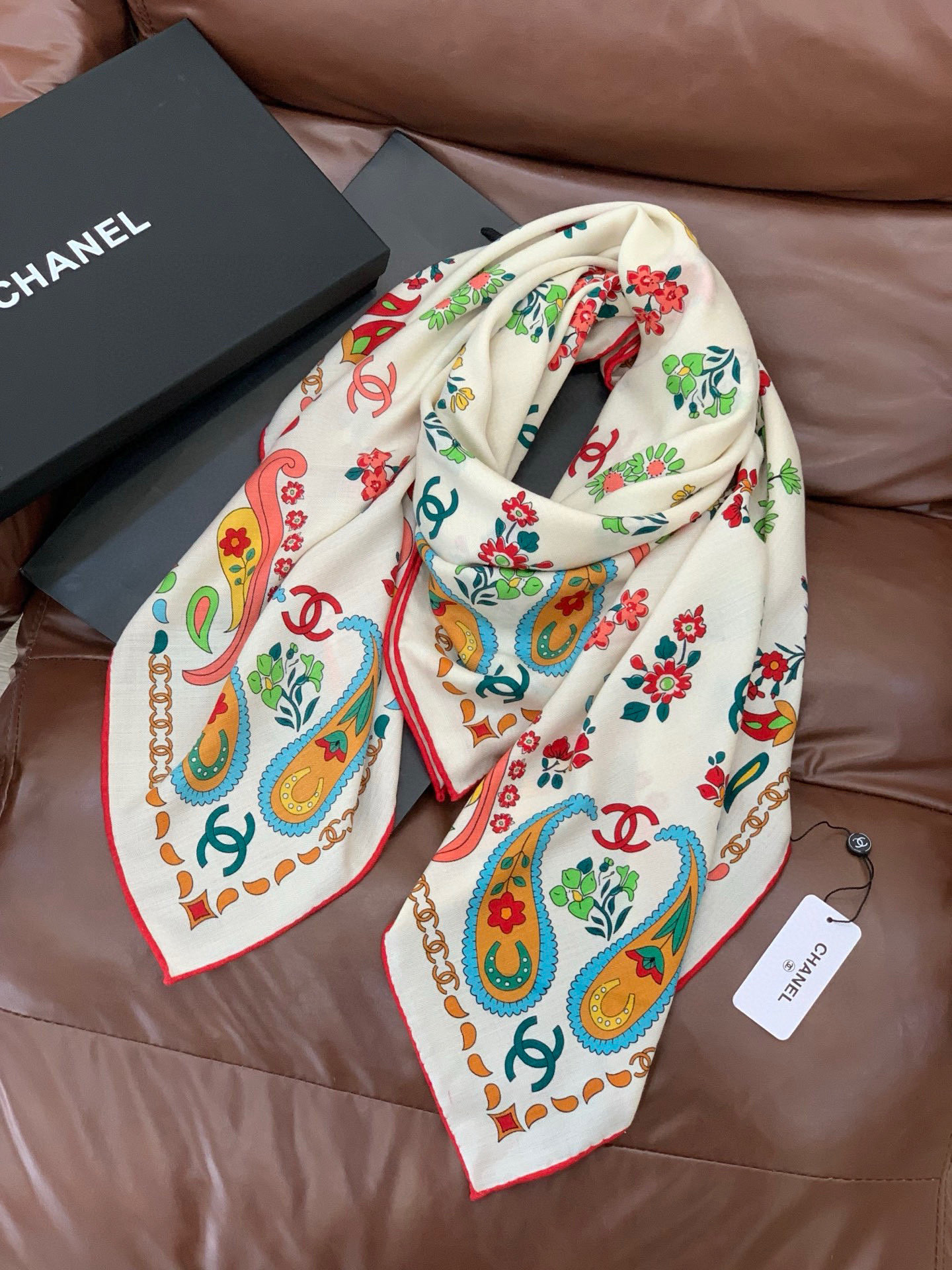 2025秋冬高级成衣系列～Chanel 【140双面同色丝绒披肩】此系列谱写一曲自由轻灵的赞歌本系列作品