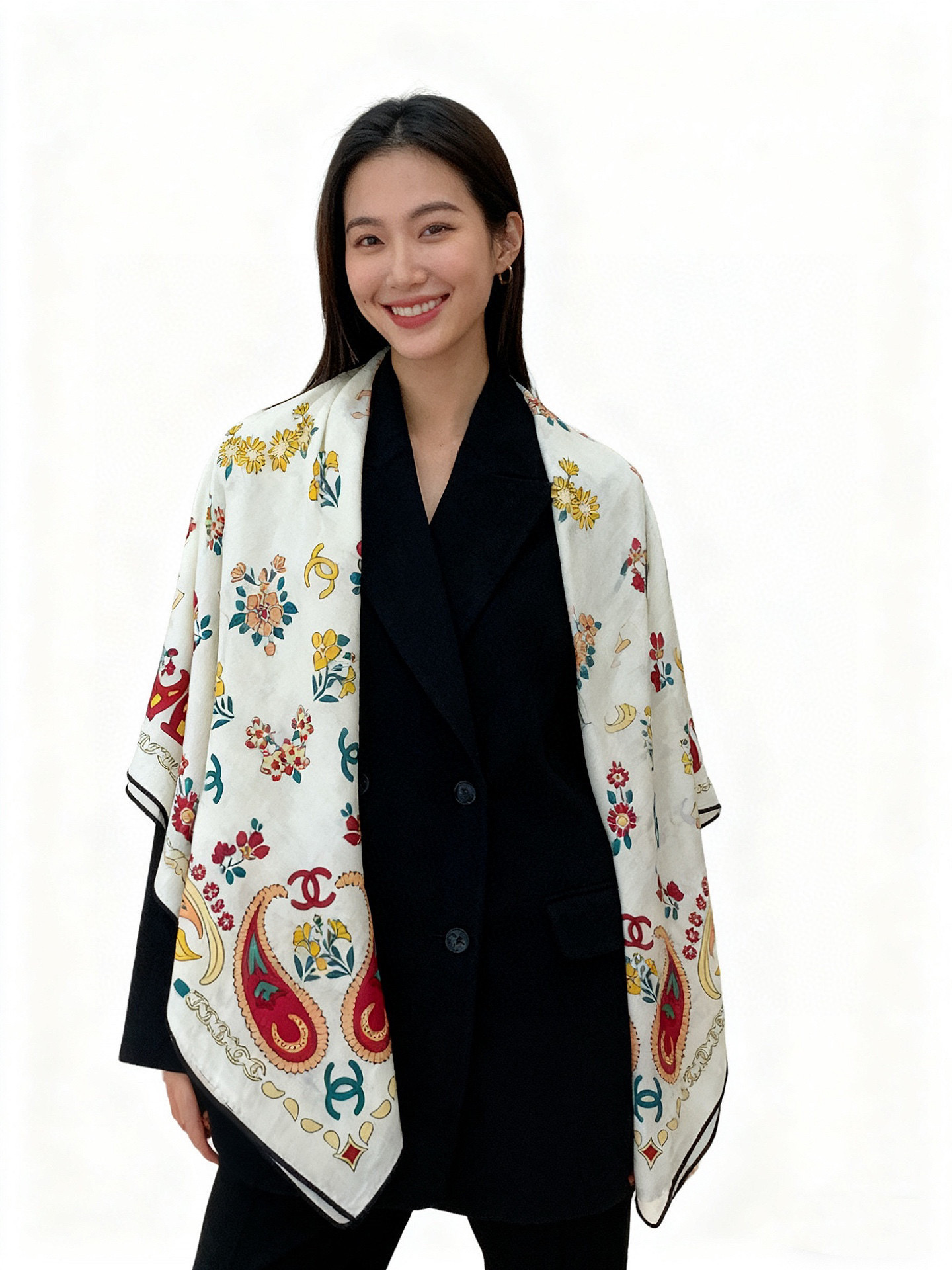 NO:602851,2025 Autumn and Winter haute couture collection ~ Chanel [140 double-sided velvet shawls of the same color] This series composes a hymn of freedom and lightness. This series of works innovatively interprets the brand's style symbols, showing unrestrained confidence and charm. Elegant and romantic style design. Ingredients: 30% mulberry silk and 70% cashmere. Size 135*135cm. High version scarf, high version scarf, chanel, shawls198609092025秋冬高级成衣系列～Chanel【140双面同色丝绒披肩】 此系列谱写一曲自由轻灵的赞歌 本系列作品创新演绎品牌的风格符号 尽显无拘无束的自信魅力 优雅浪漫的风格设计 成份30桑蚕丝70羊绒 尺寸135*135cm 高版本围巾,高版本围巾,chanel,shawls,scarf