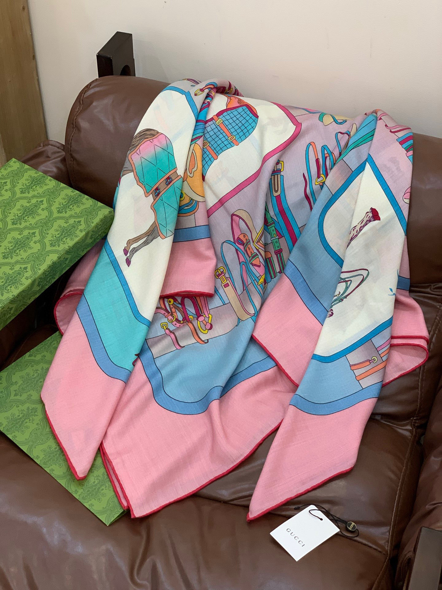 💟Gucci~140双面丝绒披肩马鞍细节和骑马图案以精致色调匠心呈献，意在向品牌与马术世界的深厚渊源致敬