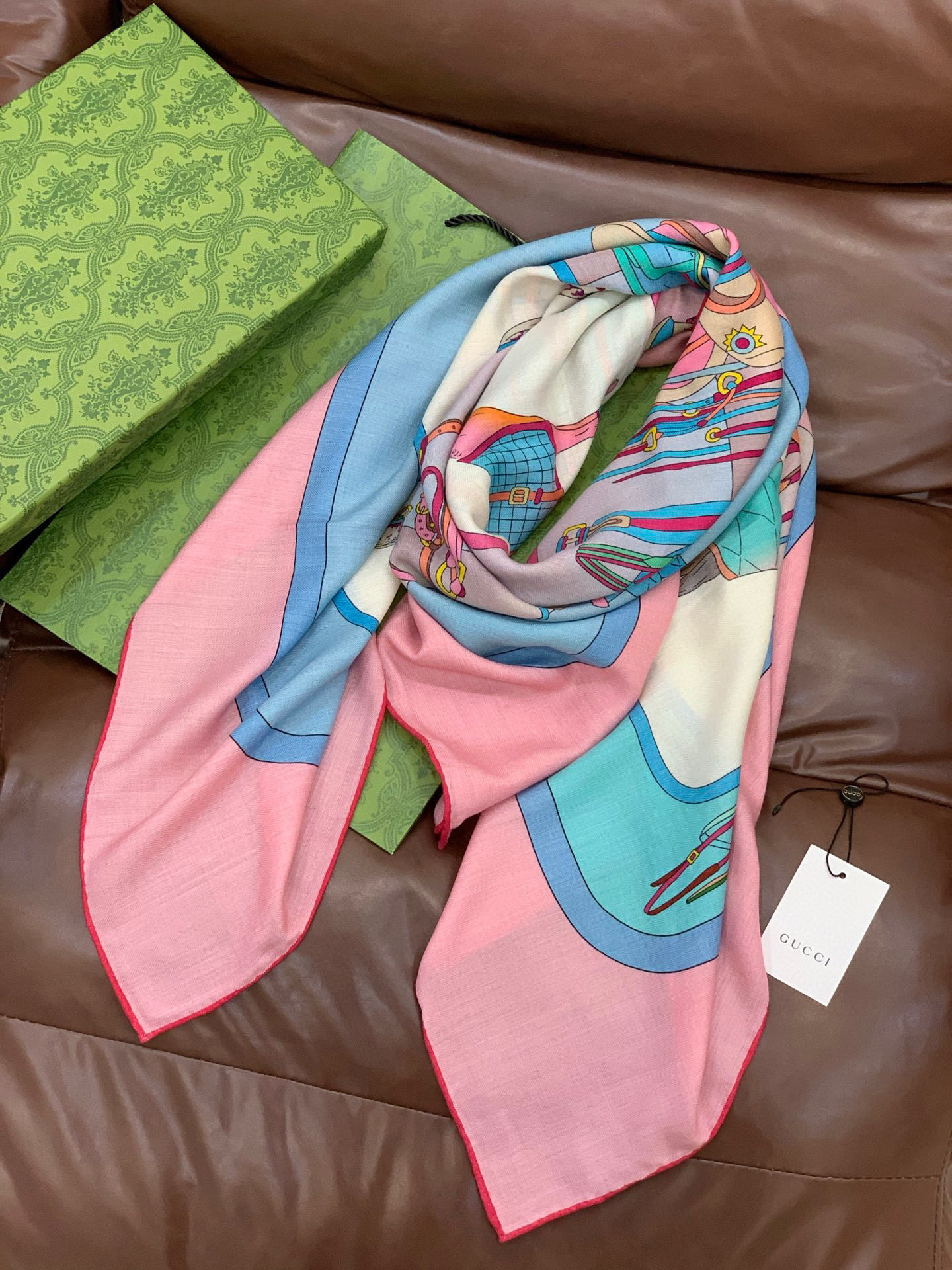 💟Gucci~140双面丝绒披肩马鞍细节和骑马图案以精致色调匠心呈献，意在向品牌与马术世界的深厚渊源致敬