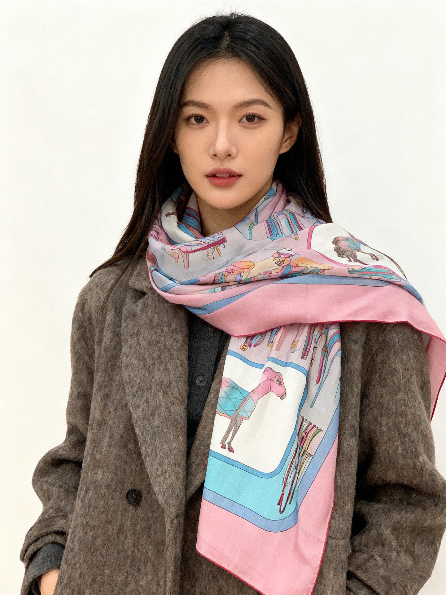 💟Gucci~140双面丝绒披肩马鞍细节和骑马图案以精致色调匠心呈献，意在向品牌与马术世界的深厚渊源致敬