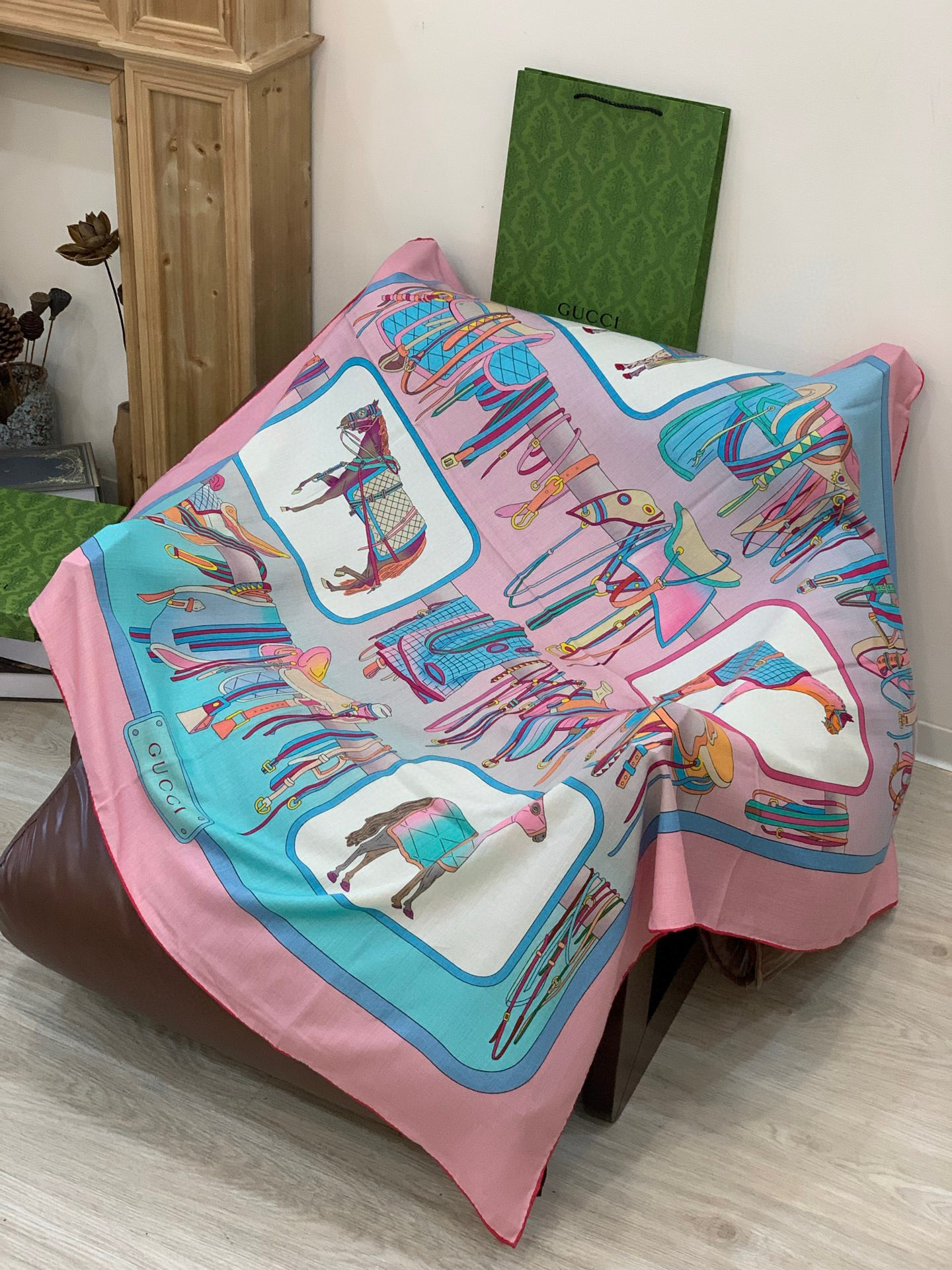 💟Gucci~140双面丝绒披肩马鞍细节和骑马图案以精致色调匠心呈献，意在向品牌与马术世界的深厚渊源致敬