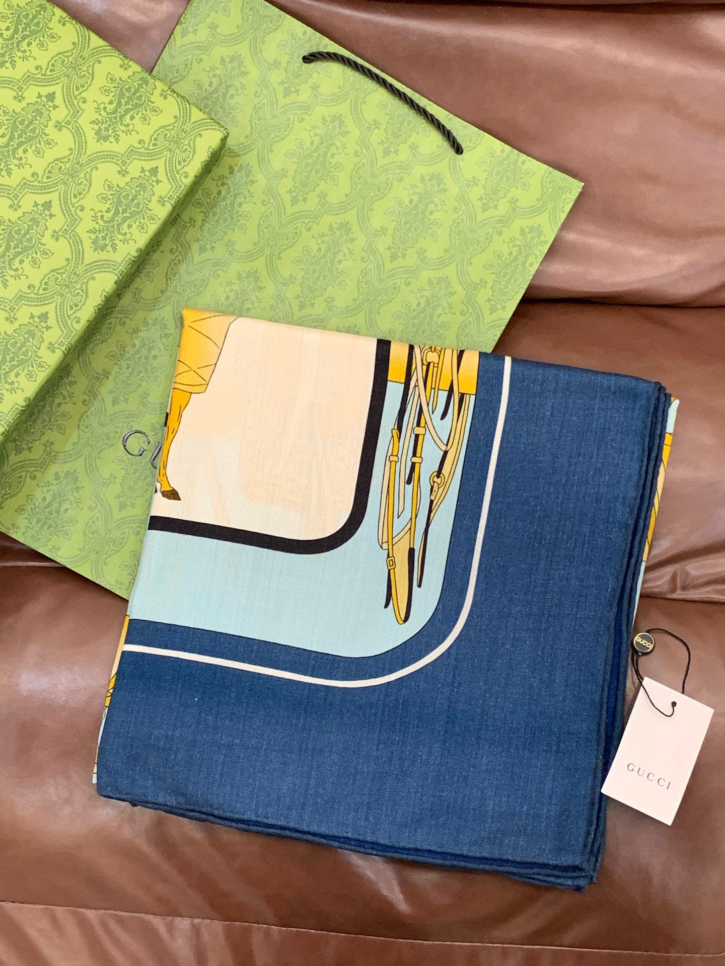 💟Gucci~140双面丝绒披肩马鞍细节和骑马图案以精致色调匠心呈献，意在向品牌与马术世界的深厚渊源致敬