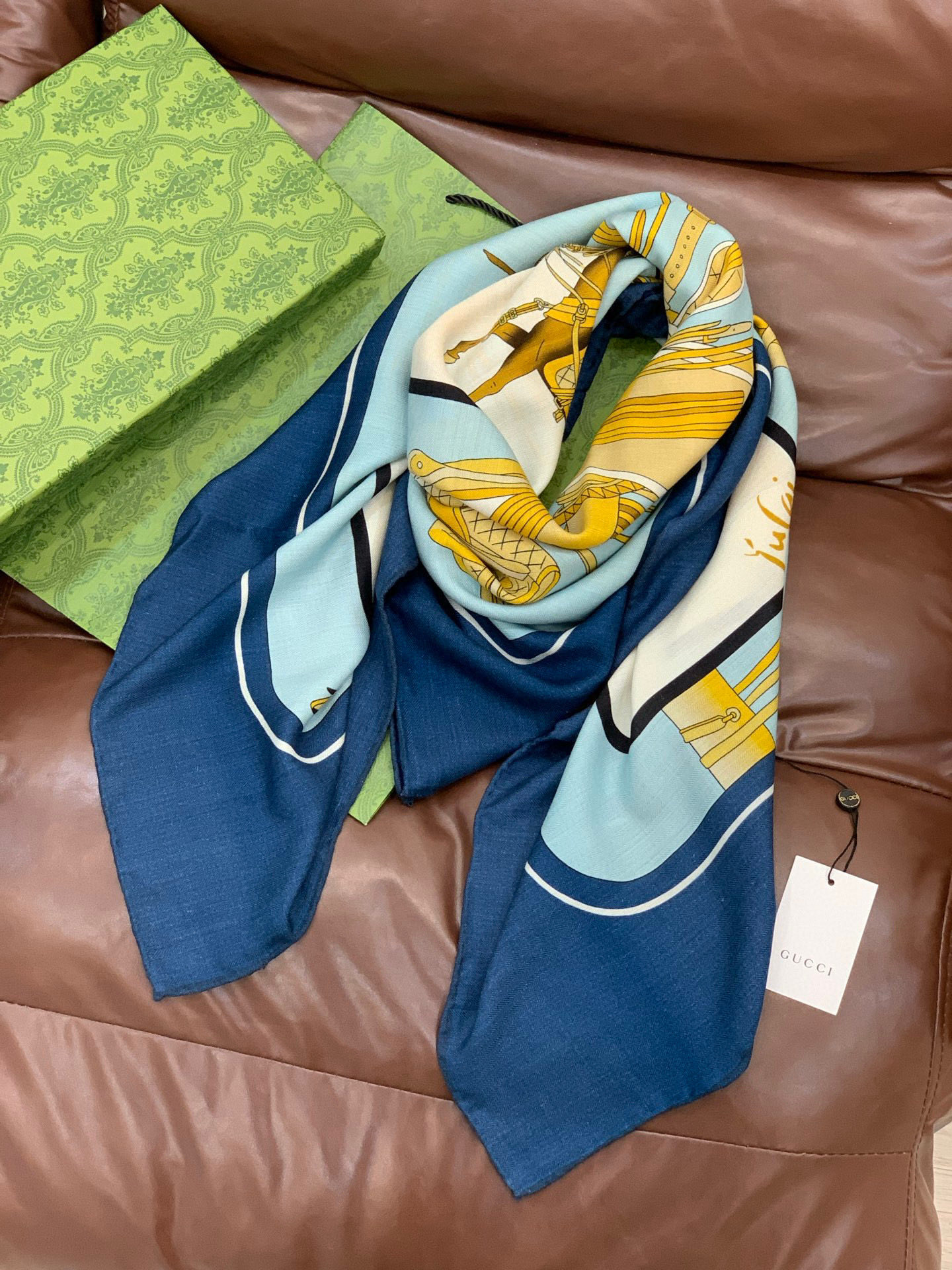 💟Gucci~140双面丝绒披肩马鞍细节和骑马图案以精致色调匠心呈献，意在向品牌与马术世界的深厚渊源致敬