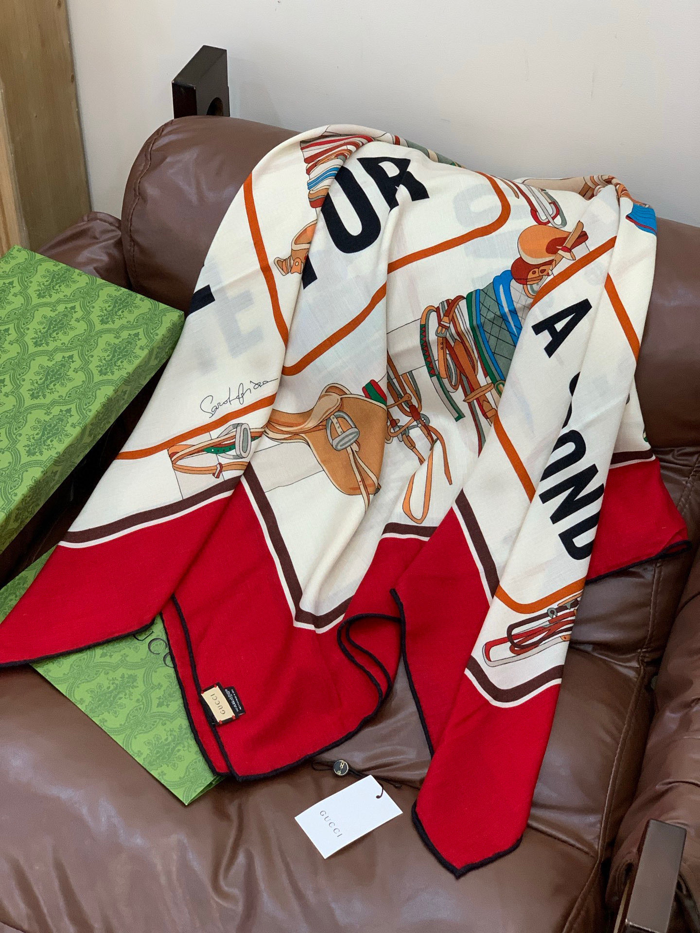 💟Gucci~140双面丝绒披肩马鞍细节和骑马图案以精致色调匠心呈献，意在向品牌与马术世界的深厚渊源致敬