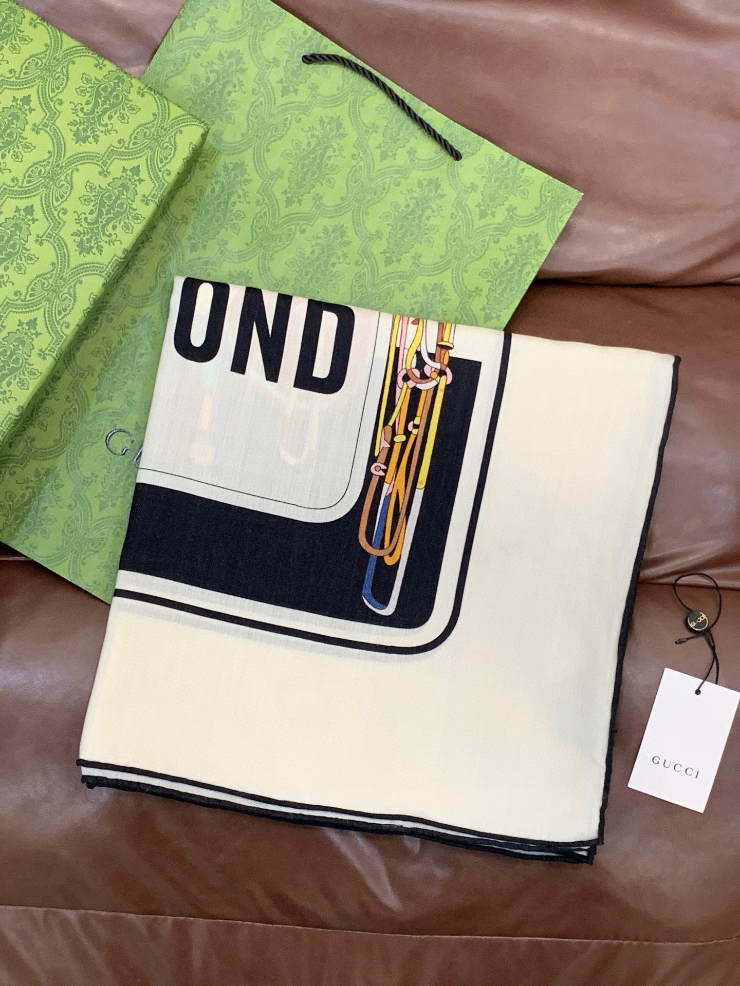 💟Gucci~140双面丝绒披肩马鞍细节和骑马图案以精致色调匠心呈献，意在向品牌与马术世界的深厚渊源致敬