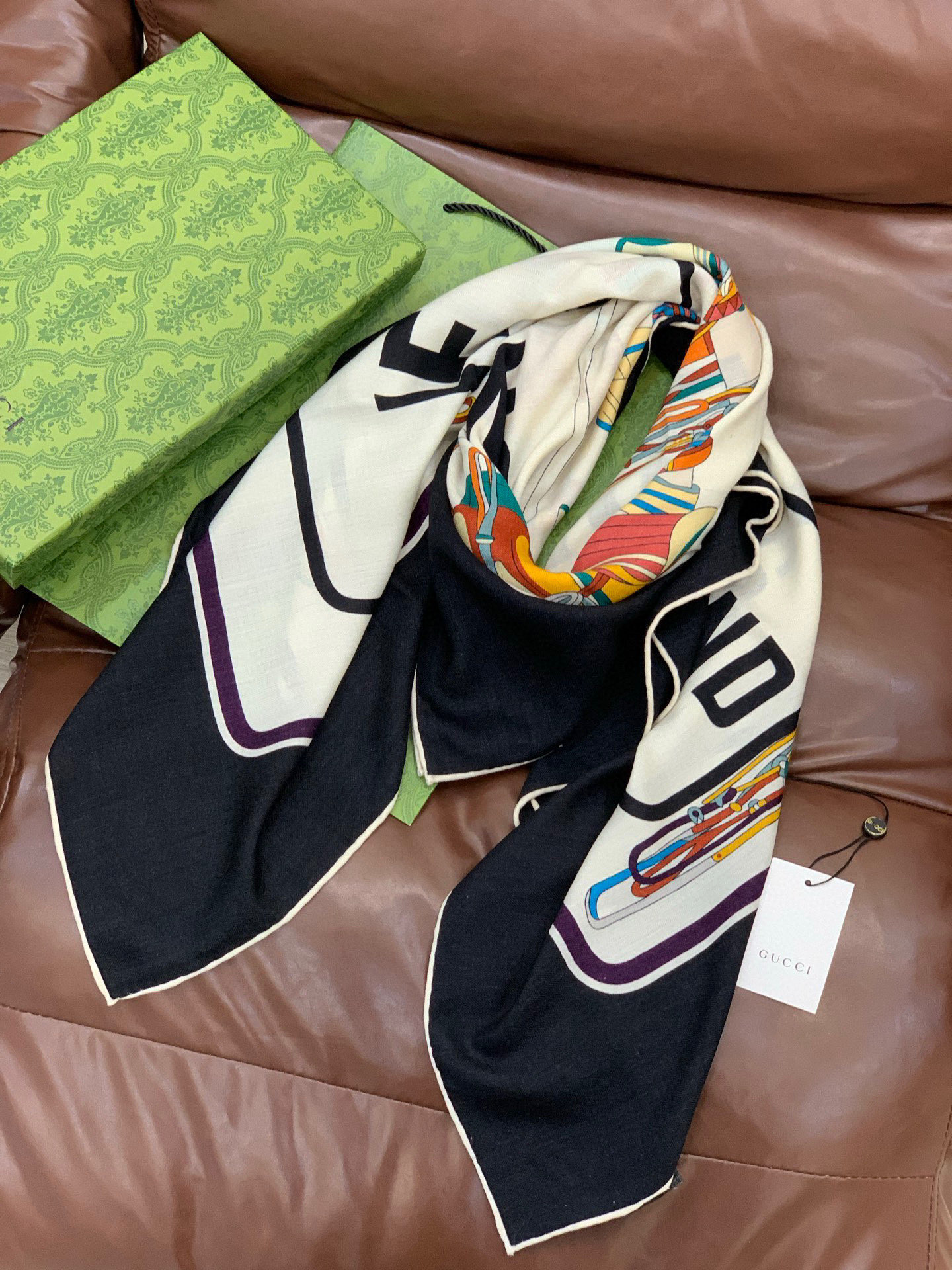 💟Gucci~140双面丝绒披肩马鞍细节和骑马图案以精致色调匠心呈献，意在向品牌与马术世界的深厚渊源致敬