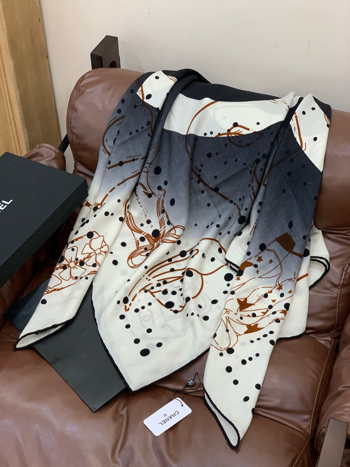 2025秋冬高级成衣系列～Chanel 【140双面同色丝绒披肩】此系列谱写一曲自由轻灵的赞歌本系列作品