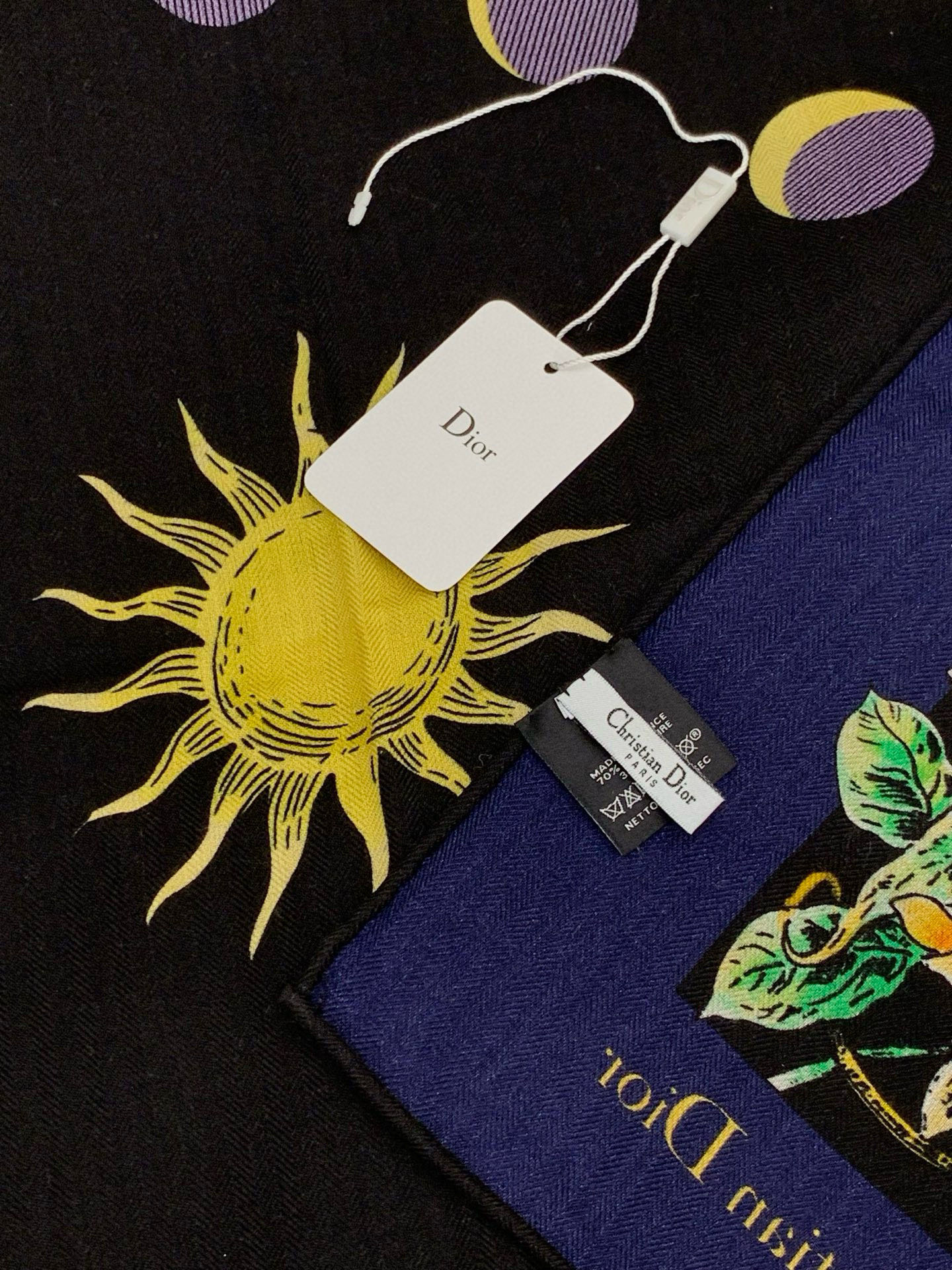 Dior 双面同色丝绒印花方巾140丝绒面料多色 Dior Astral Flowers这款方巾饰以 D