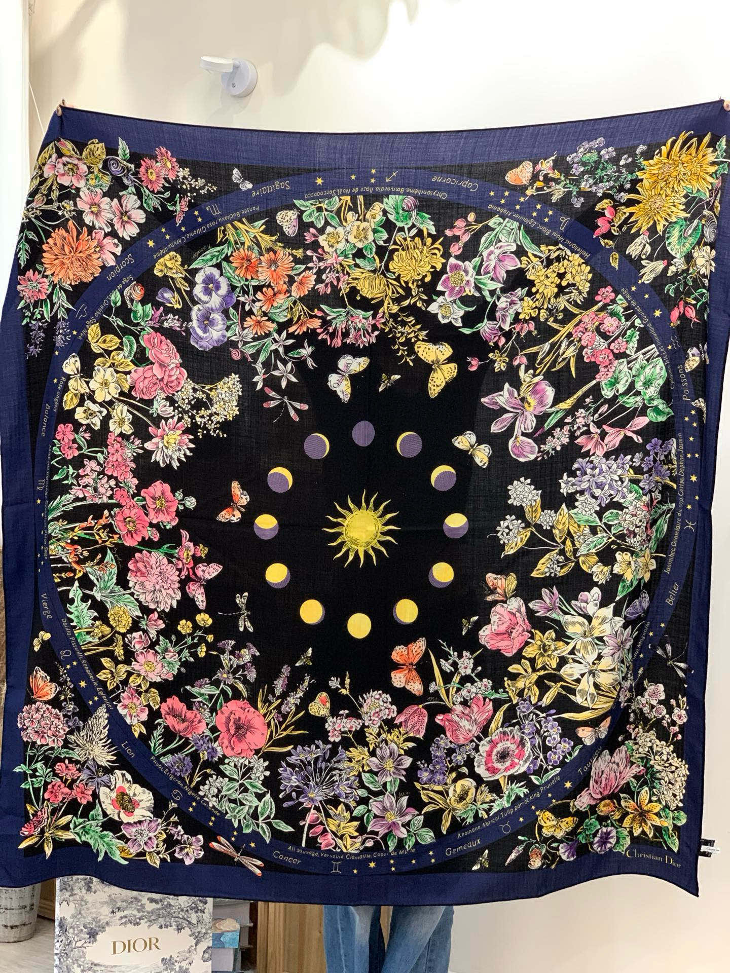 Dior 双面同色丝绒印花方巾140丝绒面料多色 Dior Astral Flowers这款方巾饰以 D