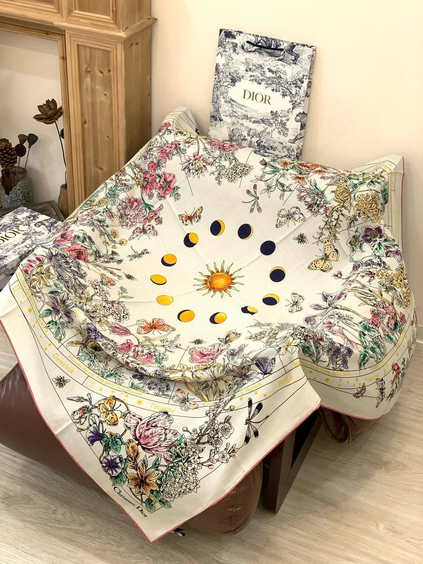 Dior 双面同色丝绒印花方巾140丝绒面料多色 Dior Astral Flowers这款方巾饰以 D