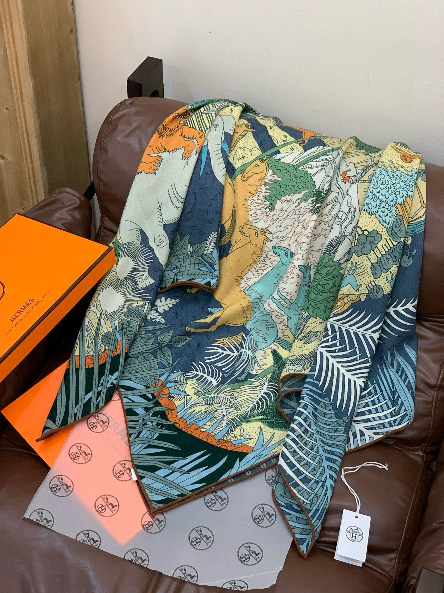 爱马仕～秋冬搭配利器❗️顶级双面同色真丝羊绒披肩！！1条等于2条】点睛精彩，图案和配色都超级喜欢，又一款