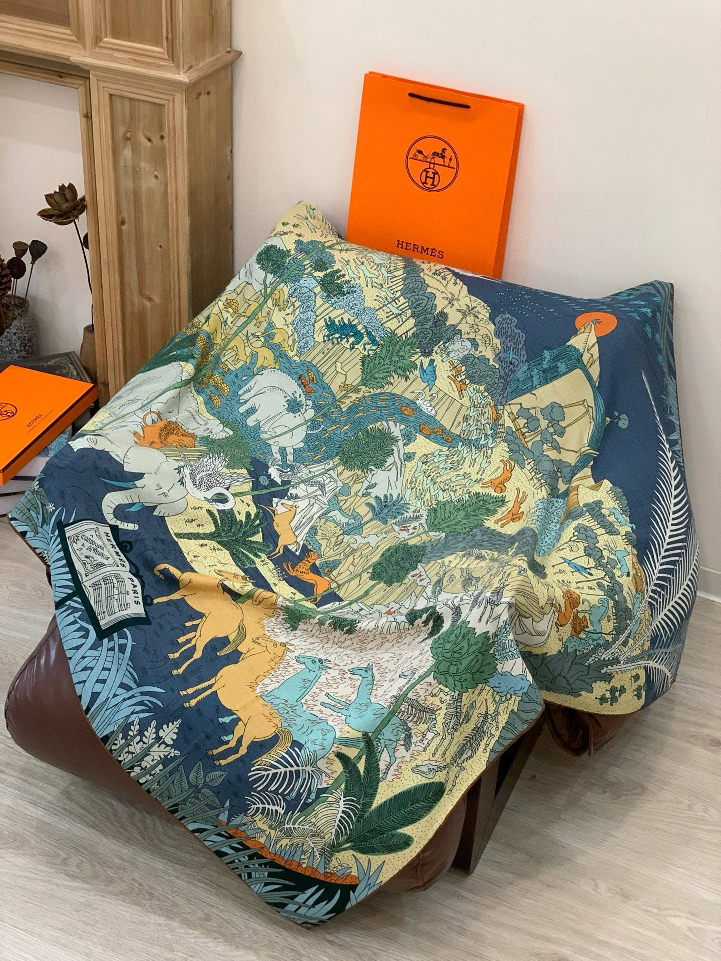 爱马仕～秋冬搭配利器❗️顶级双面同色真丝羊绒披肩！！1条等于2条】点睛精彩，图案和配色都超级喜欢，又一款