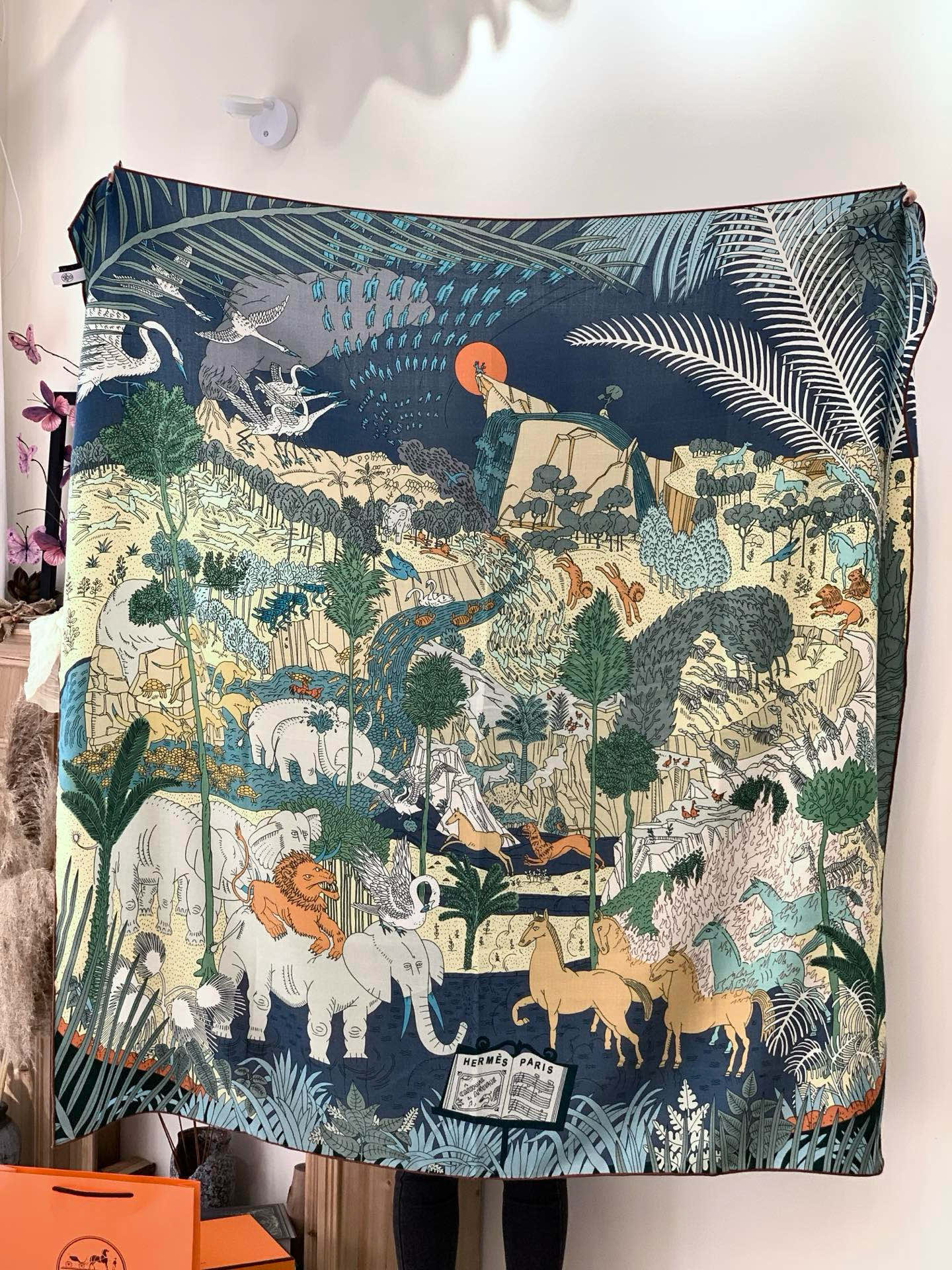 爱马仕～秋冬搭配利器❗️顶级双面同色真丝羊绒披肩！！1条等于2条】点睛精彩，图案和配色都超级喜欢，又一款