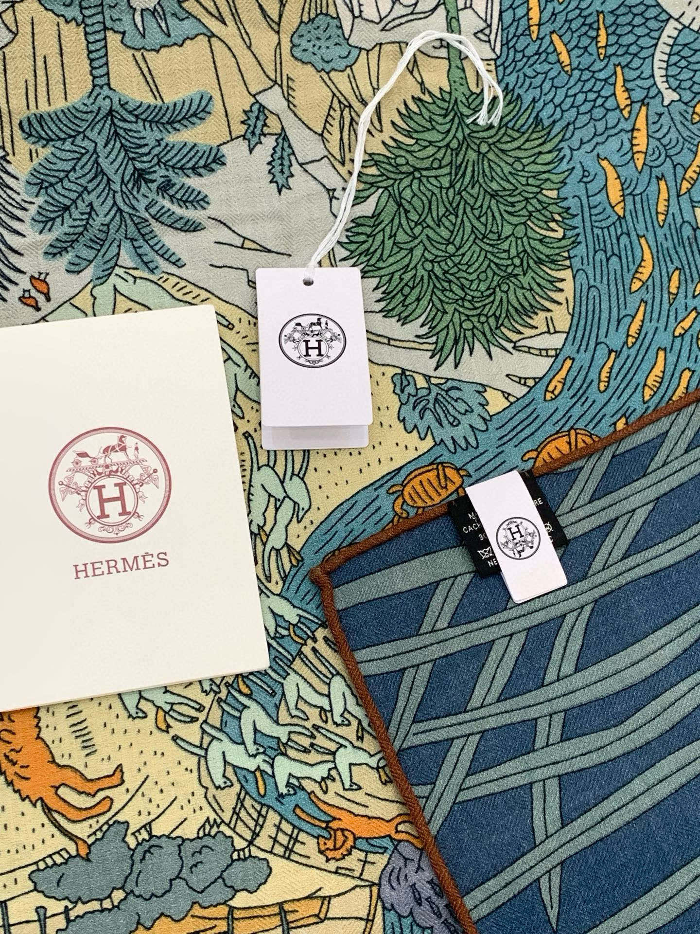 爱马仕～秋冬搭配利器❗️顶级双面同色真丝羊绒披肩！！1条等于2条】点睛精彩，图案和配色都超级喜欢，又一款