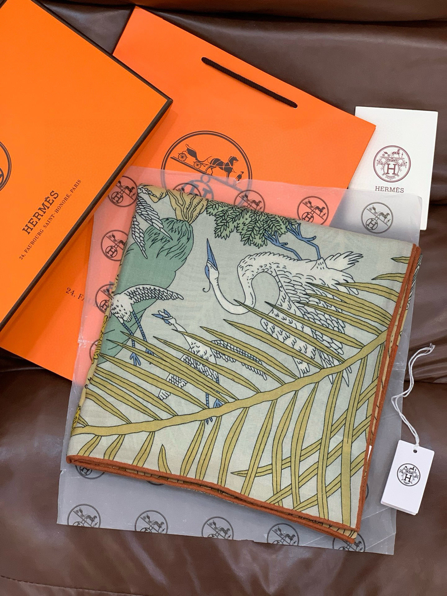 爱马仕～秋冬搭配利器❗️顶级双面同色真丝羊绒披肩！！1条等于2条】点睛精彩，图案和配色都超级喜欢，又一款