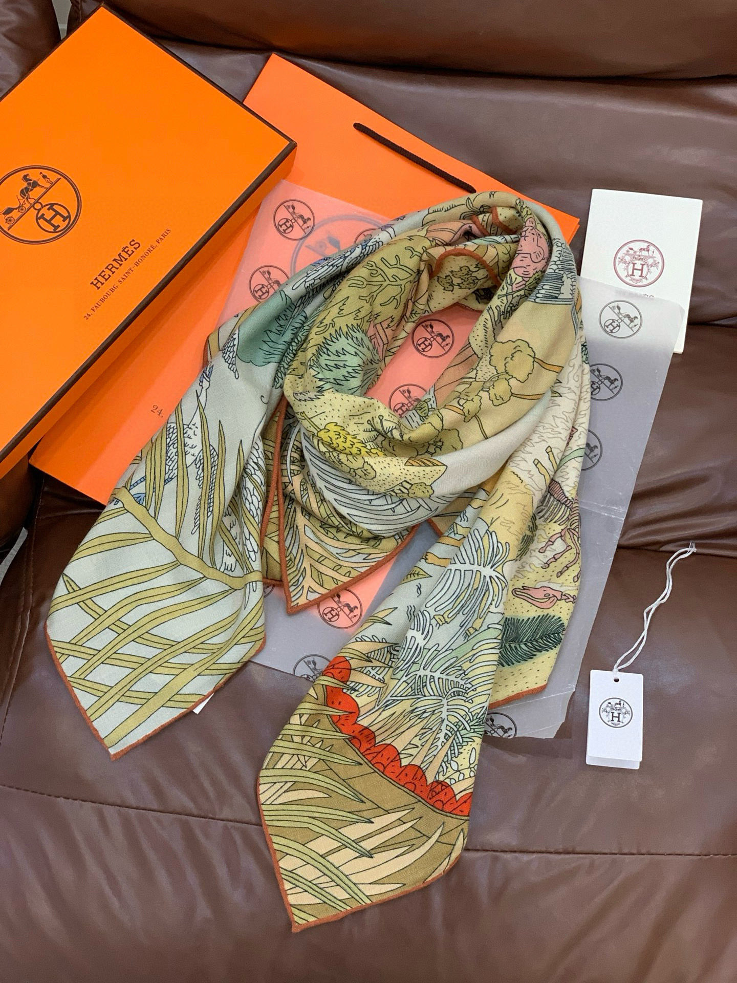 爱马仕～秋冬搭配利器❗️顶级双面同色真丝羊绒披肩！！1条等于2条】点睛精彩，图案和配色都超级喜欢，又一款