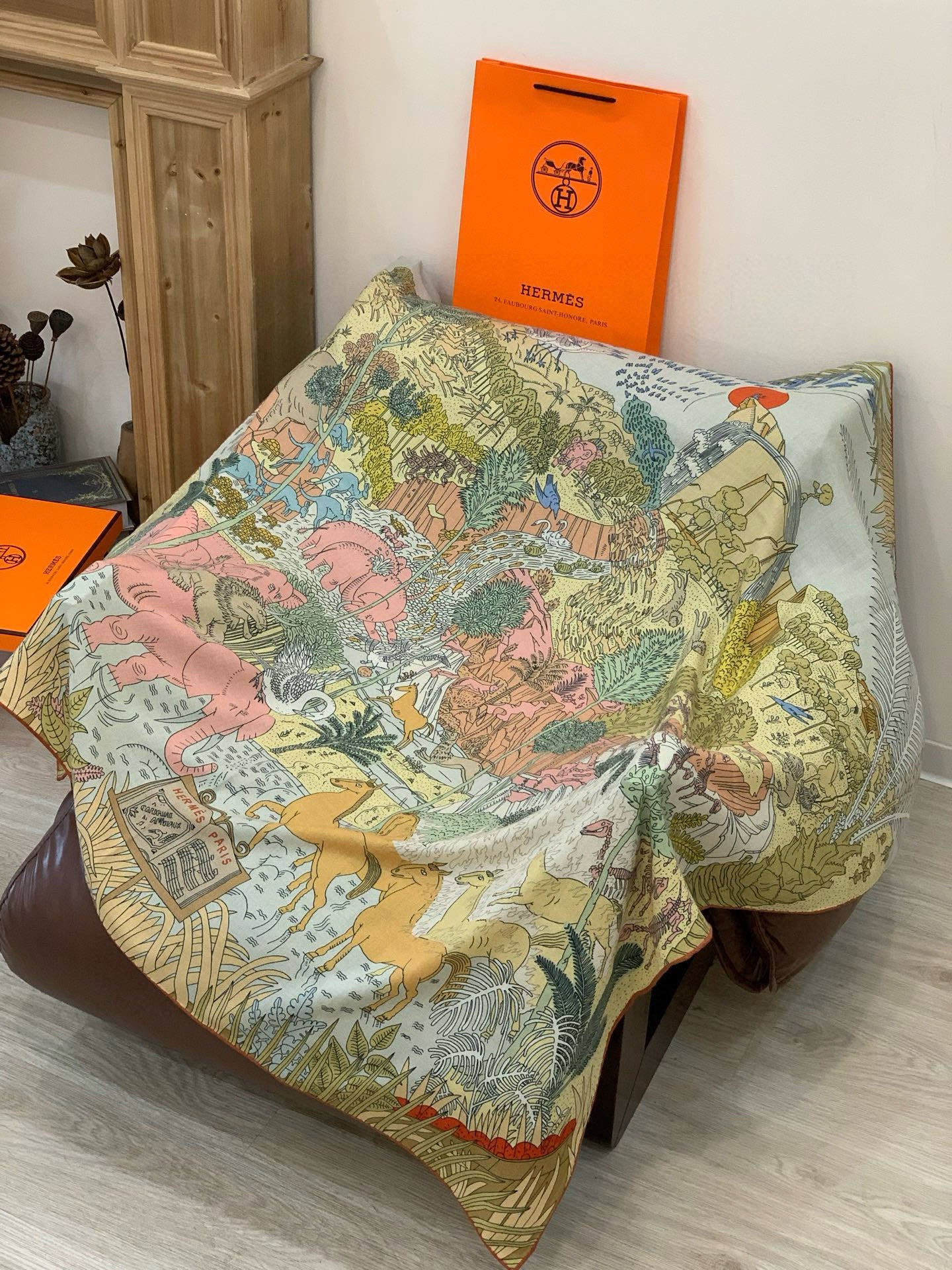 爱马仕～秋冬搭配利器❗️顶级双面同色真丝羊绒披肩！！1条等于2条】点睛精彩，图案和配色都超级喜欢，又一款