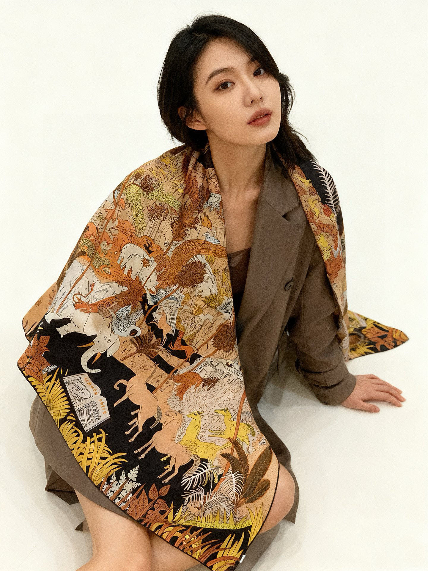 NO:602835,Hermès~A top-quality double-sided silk cashmere shawl of the same color as a pairing tool for autumn and winter!  !  1 equals 2] What a great addition, I love the pattern and color. Another velvet shawl designed with double-sided color matching, I love it!  !  !  !  One shawl is equal to two for a high-end look!  The actual upper body is really fashionable!  !  The quality of this batch is super good!  A reminder to sisters who like it, you must get it early, this will not help at all!  A shawl comes in two colors, front and back, which really saves you money. You don’t have to worry about the color. You can get two at once!  !  !  Size specification 140*140 top quality double-sided printed and dyed silk cashmere shawl high version scarf, high version scarf, hermes, real silk, shawls19860909爱马仕～秋冬搭配利器顶级双面同色真丝羊绒披肩！！1条等于2条】点睛精彩,图案和配色都超级喜欢,又一款双面配色工艺设计的丝绒披肩,超级喜欢！！！！一条披肩等于两条穿出高级感！实物上身真的很时髦气质！！这个批次品质超好！提醒下喜欢的姐妹们,必须早点入手,这个出完无补的！一条披肩正反两种配色,真是省银子省到家了,不用纠结颜色了,一次入两！！！尺寸规格140*140顶级双面印染真丝羊绒披肩高版本围巾,高版本围巾,hermes,real silk,shawls,scarf