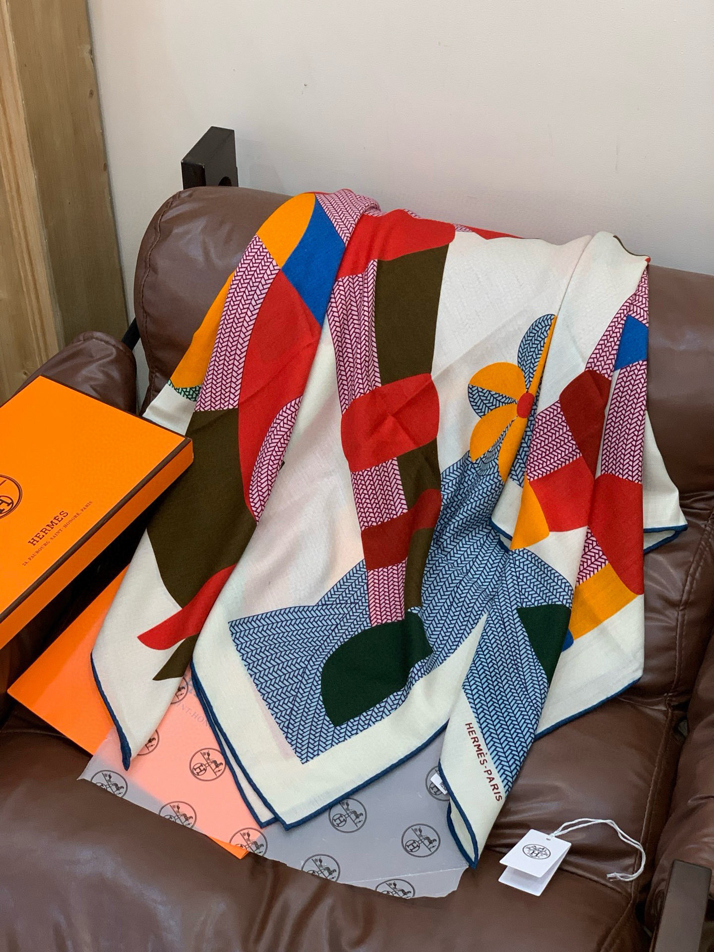 【140顶级丝羊绒双面同色披肩『骏马之城』！！超级气质！！】不仅美有其表，更有好品质与好细节的出彩内质！