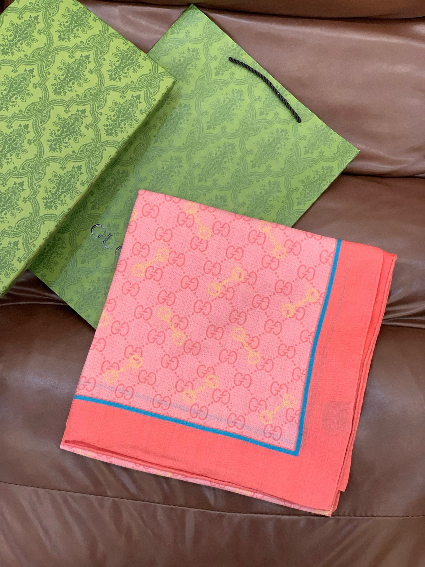 Gucci~140双面丝绒披肩马衔扣细节和GG图案以精致色调匠心呈献，意在向品牌与马术世界的深厚渊源致敬