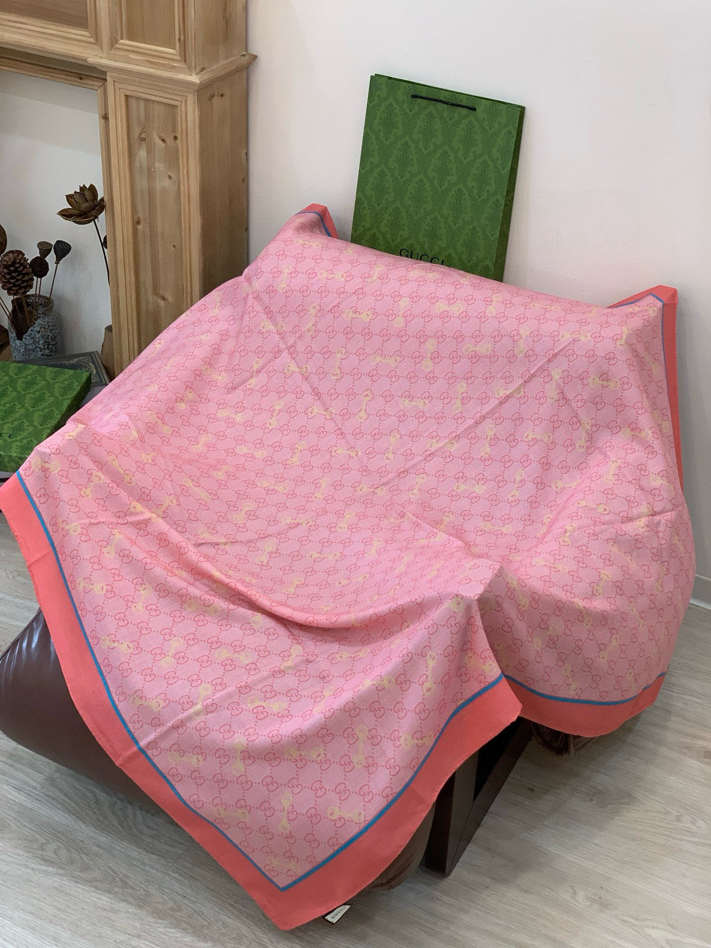 Gucci~140双面丝绒披肩马衔扣细节和GG图案以精致色调匠心呈献，意在向品牌与马术世界的深厚渊源致敬