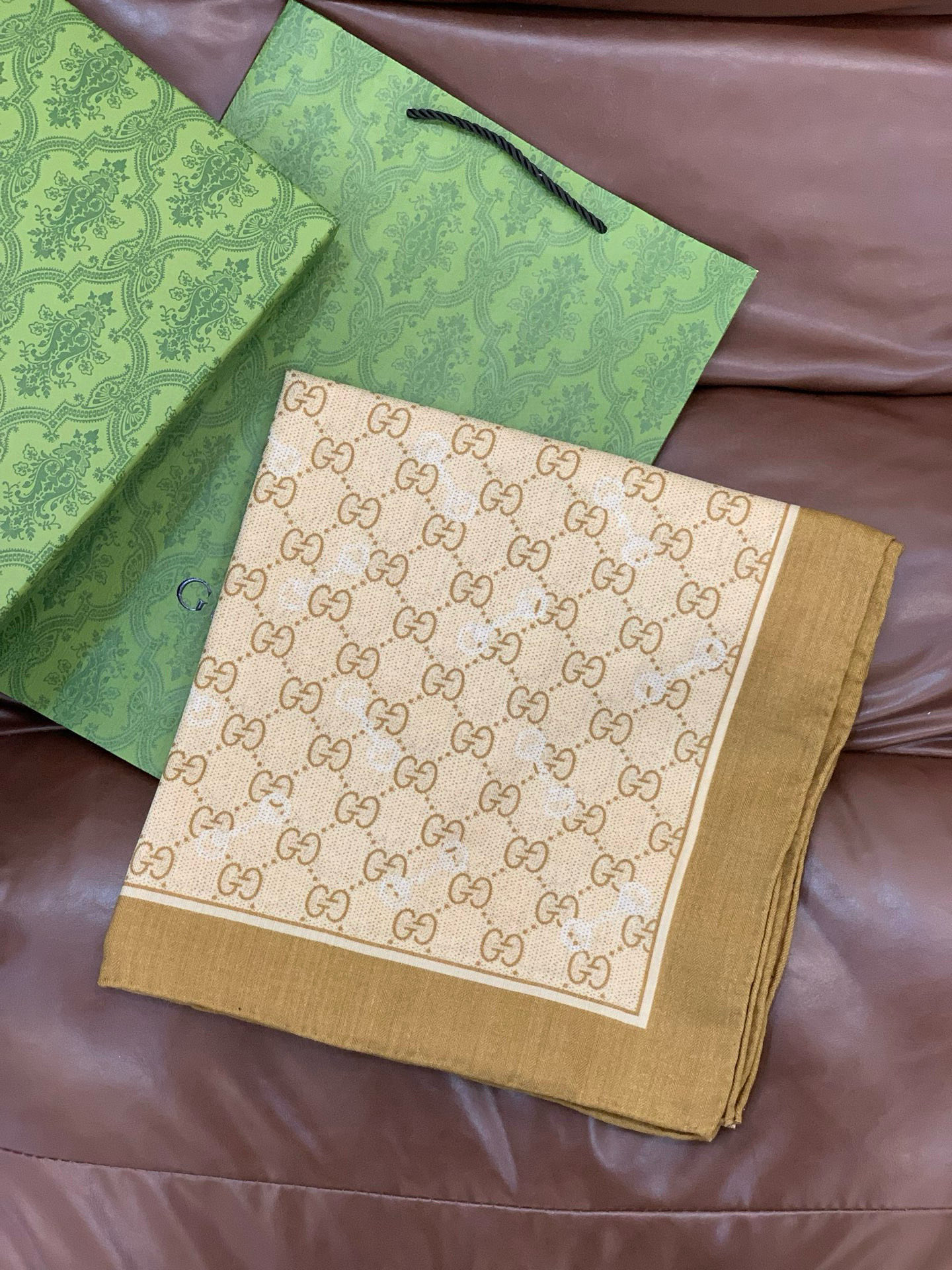 Gucci~140双面丝绒披肩马衔扣细节和GG图案以精致色调匠心呈献，意在向品牌与马术世界的深厚渊源致敬