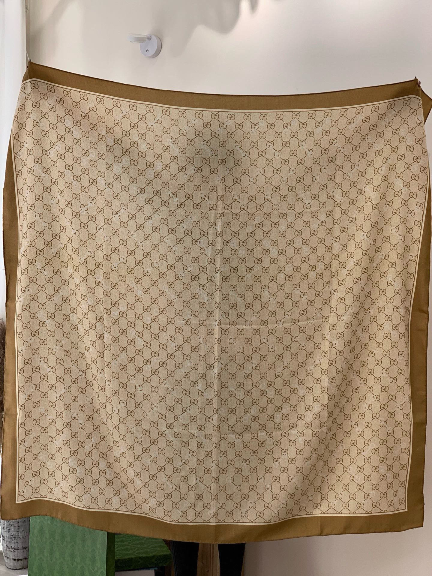 Gucci~140双面丝绒披肩马衔扣细节和GG图案以精致色调匠心呈献，意在向品牌与马术世界的深厚渊源致敬