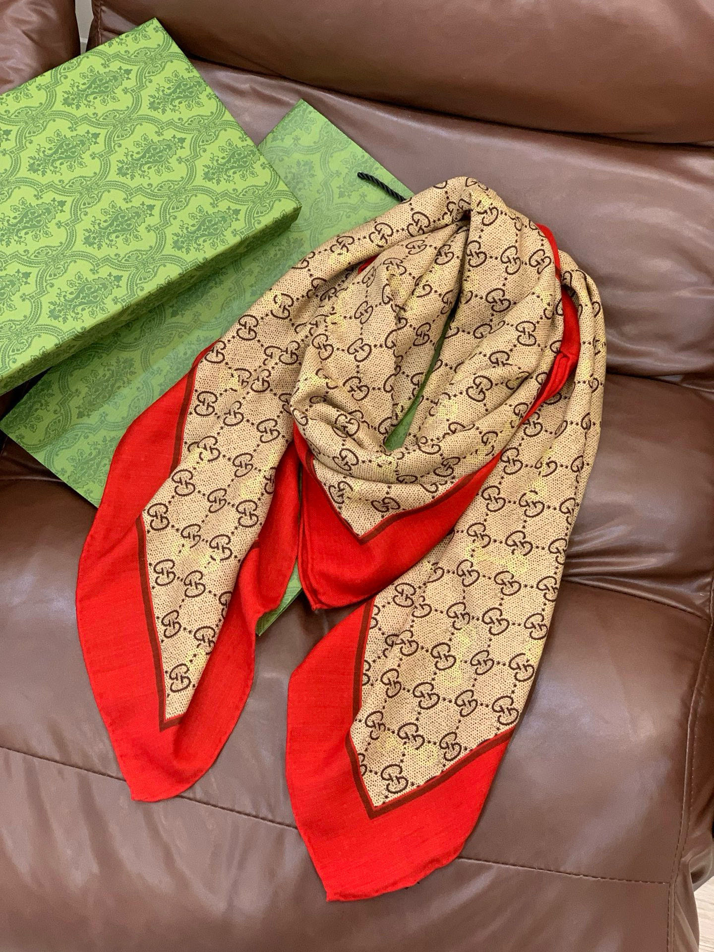 Gucci~140双面丝绒披肩马衔扣细节和GG图案以精致色调匠心呈献，意在向品牌与马术世界的深厚渊源致敬