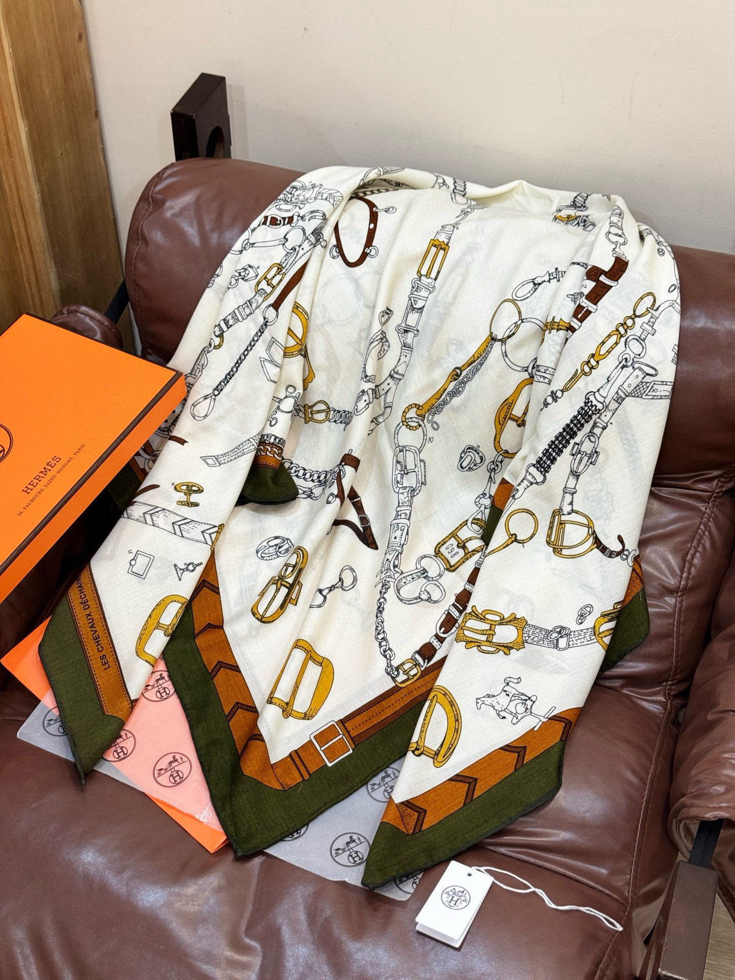 羊绒新款🆕👏👏买了都说好看‼️推荐💕爱马仕双面同色羊绒方巾【跃动的马儿双面同色140】，顶级工艺超值‼️