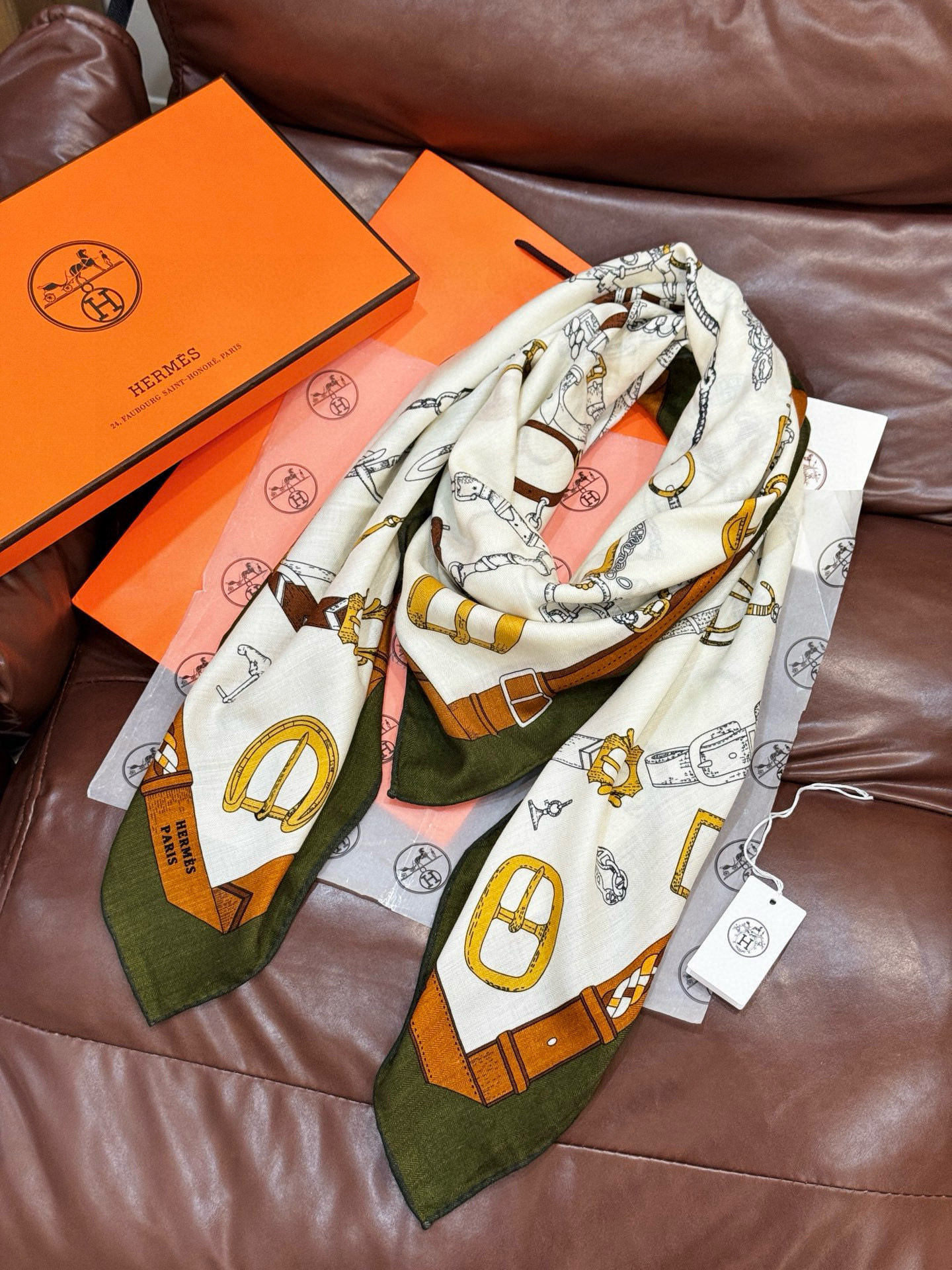 羊绒新款🆕👏👏买了都说好看‼️推荐💕爱马仕双面同色羊绒方巾【跃动的马儿双面同色140】，顶级工艺超值‼️