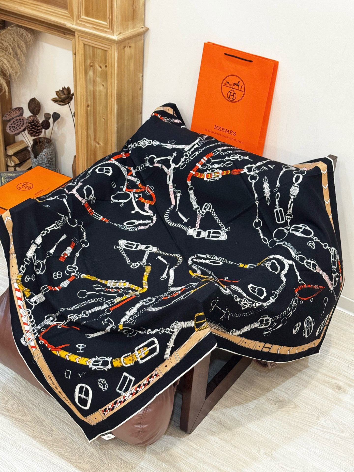 羊绒新款🆕👏👏买了都说好看‼️推荐💕爱马仕双面同色羊绒方巾【跃动的马儿双面同色140】，顶级工艺超值‼️