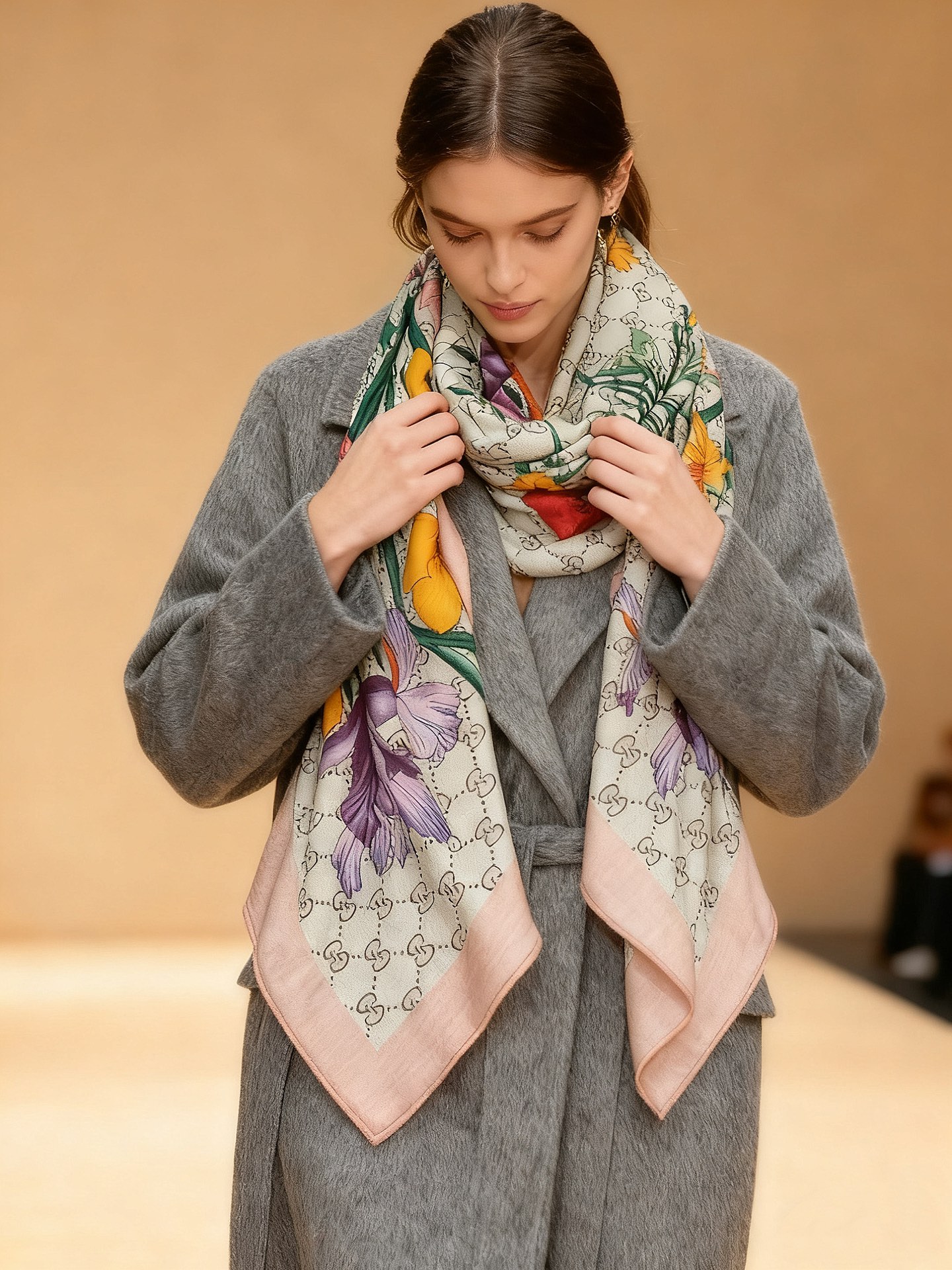 原单古驰140cm丝绒方巾💕 经典Gucci花卉印花以新颖配色和全新风格焕然呈现。在这款方巾之上，它以多