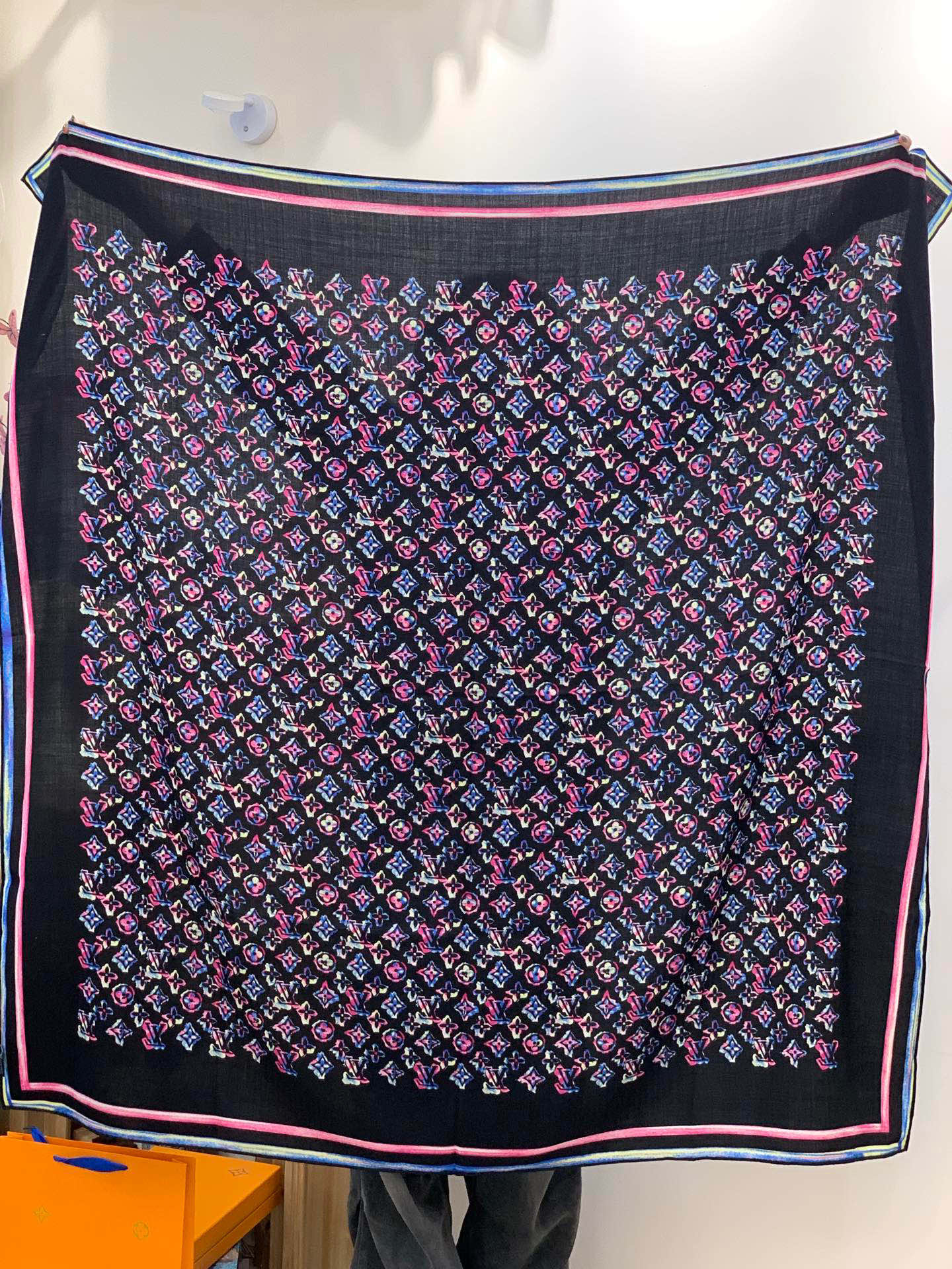 LV x TM 140披肩【140顶级丝绒双面同色披肩】本款LVxTMMonogram Multicol