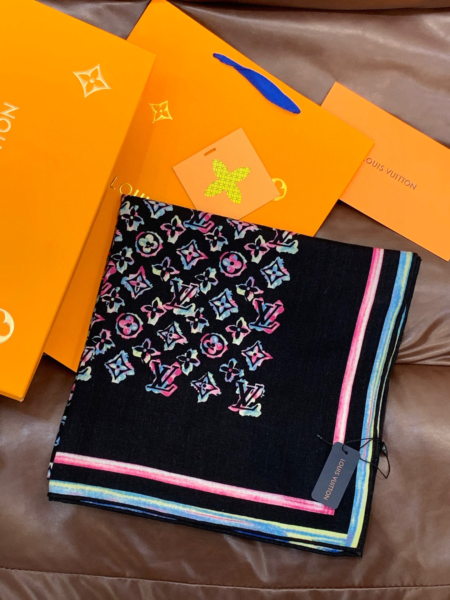 LV x TM 140披肩【140顶级丝绒双面同色披肩】本款LVxTMMonogram Multicol