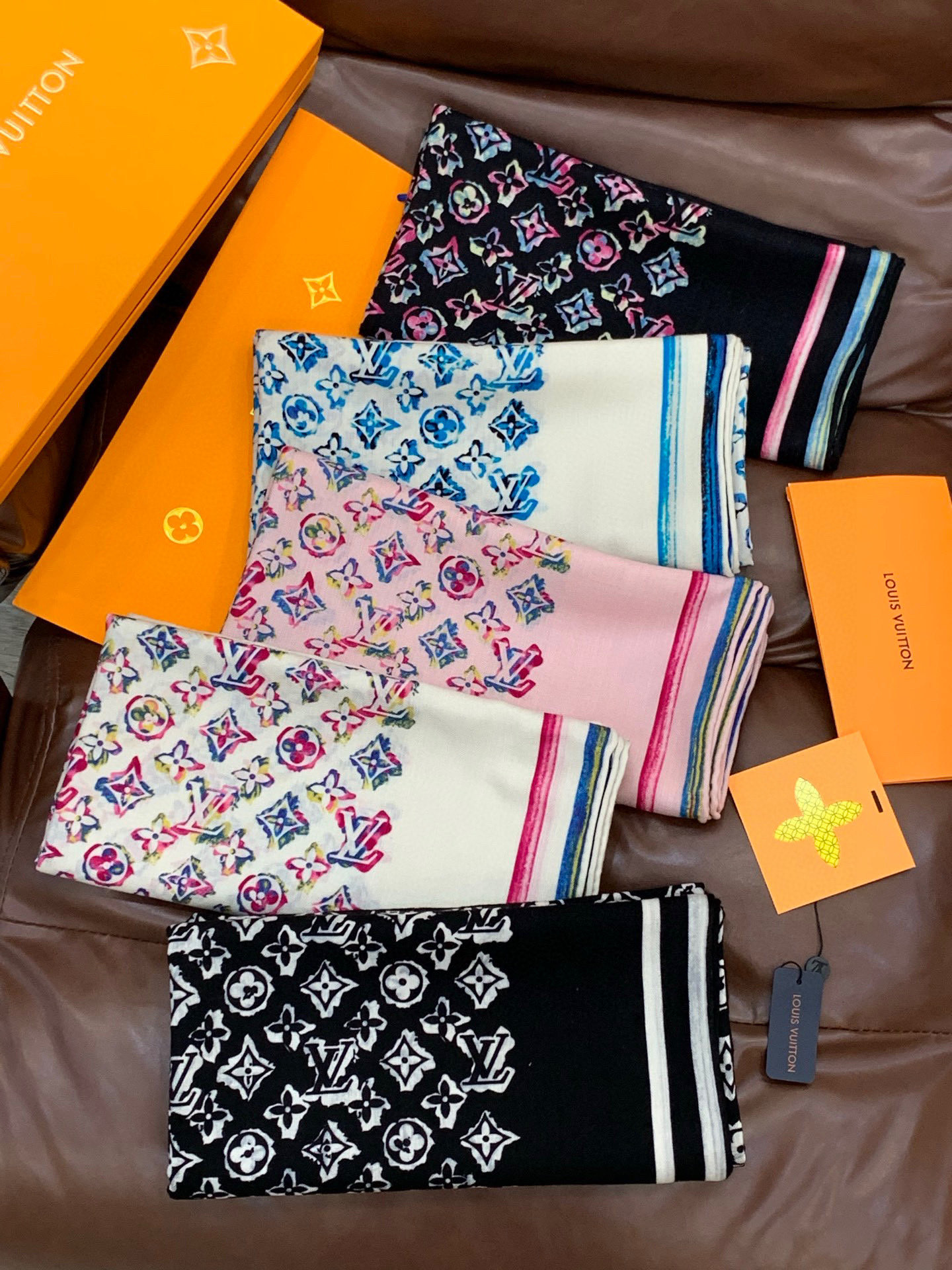 LV x TM 140披肩【140顶级丝绒双面同色披肩】本款LVxTMMonogram Multicol