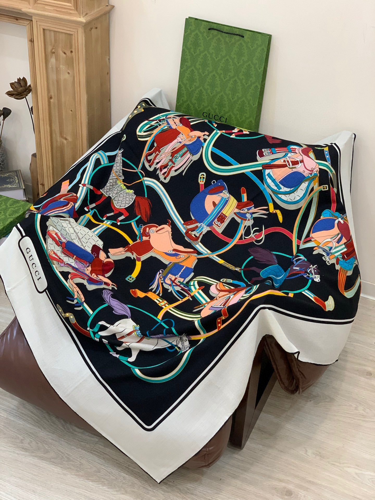 💟Gucci~140双面丝绒披肩马鞍细节和骑马图案以精致色调匠心呈献，意在向品牌与马术世界的深厚渊源致敬