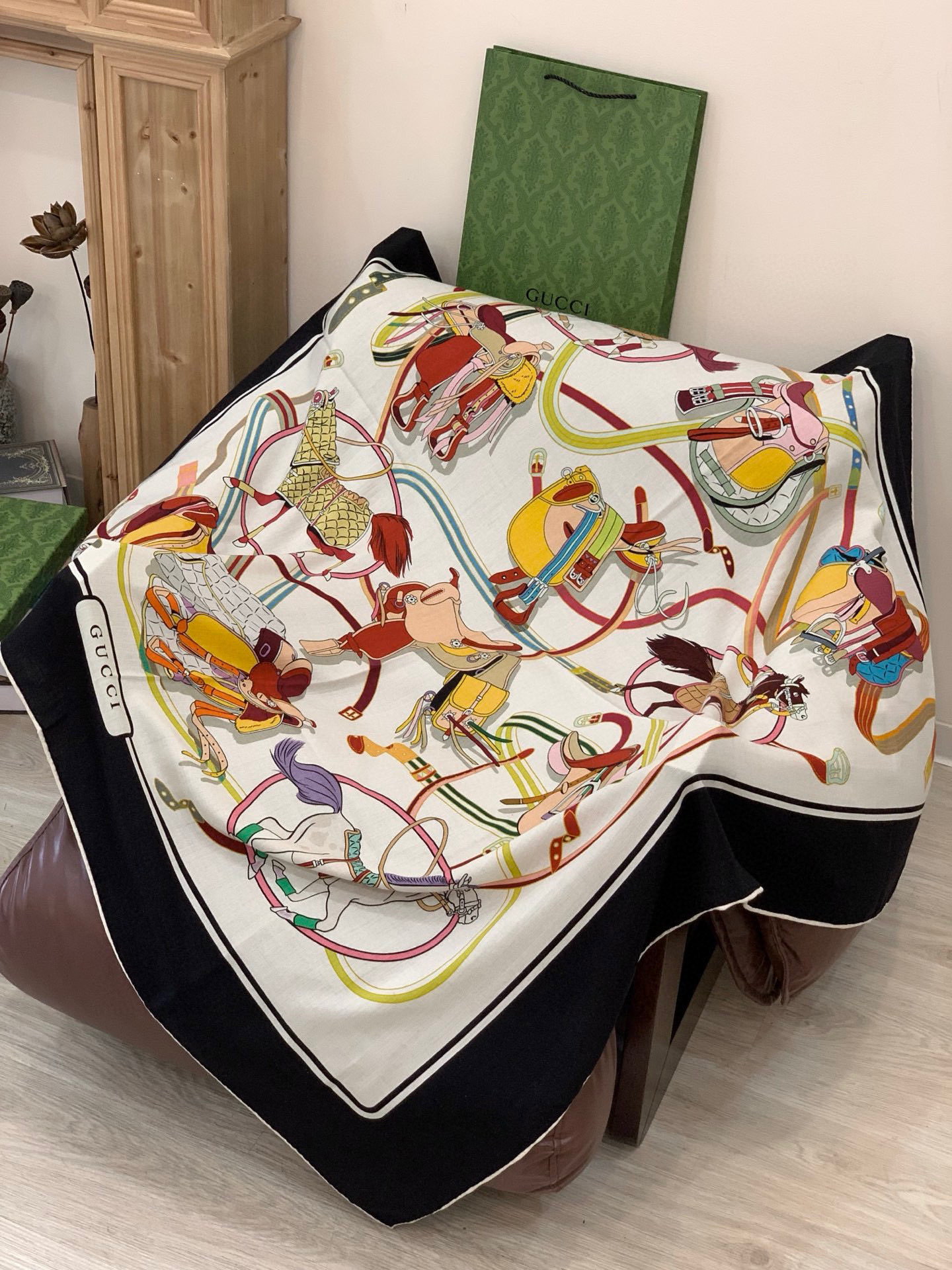 💟Gucci~140双面丝绒披肩马鞍细节和骑马图案以精致色调匠心呈献，意在向品牌与马术世界的深厚渊源致敬