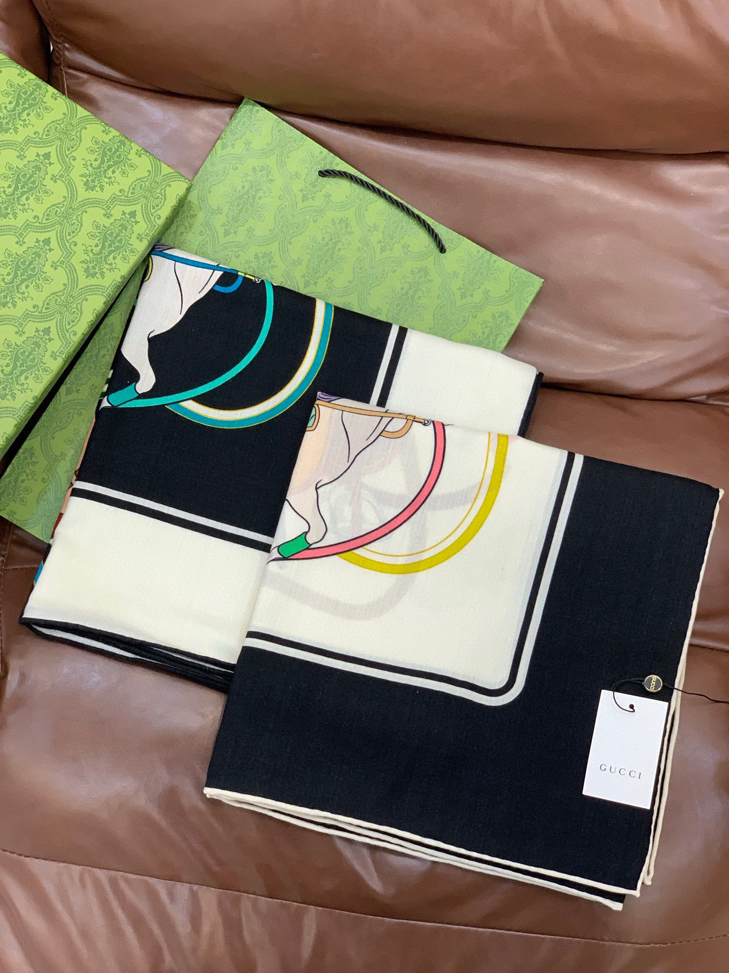 💟Gucci~140双面丝绒披肩马鞍细节和骑马图案以精致色调匠心呈献，意在向品牌与马术世界的深厚渊源致敬